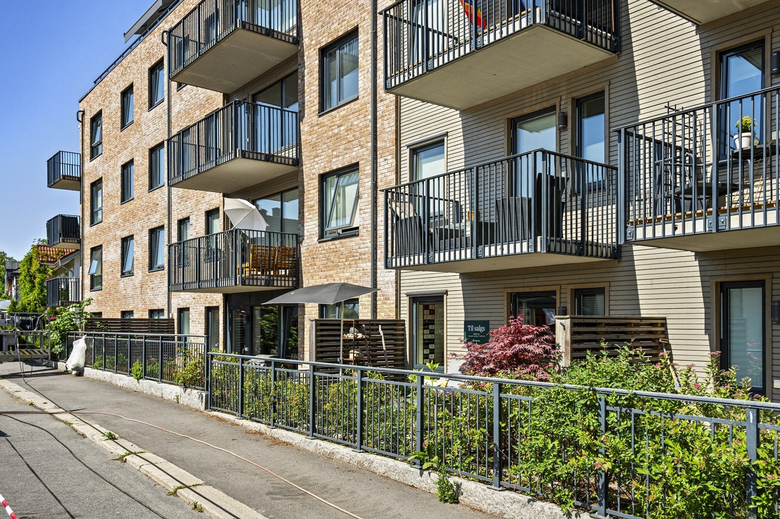 Det er svært lite trafikk i Fjellgata. Her får du en følelse av ro, perfekt for avslapning og sosiale stunder. Galleribilde