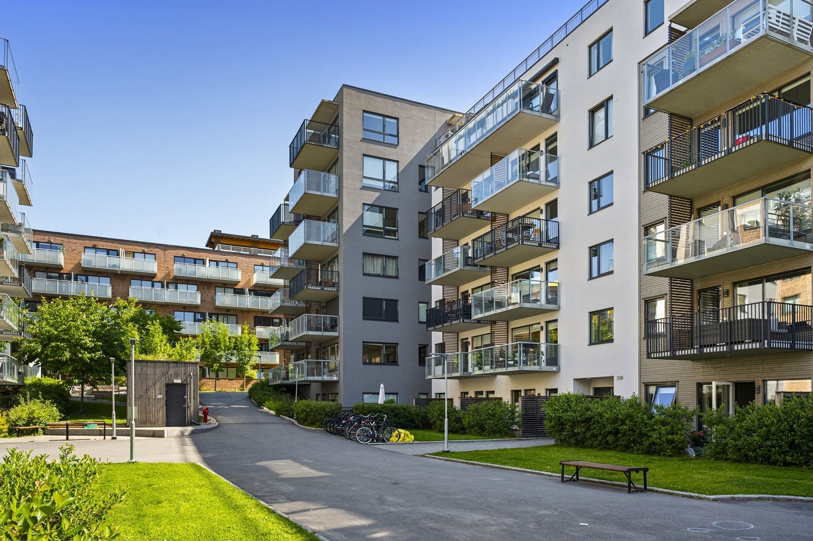 Fasade sett fra gårdsrom og inngangsparti. Balkong på hvis fasade er i praksis i 2. etasje fra inngangsplan. Galleribilde