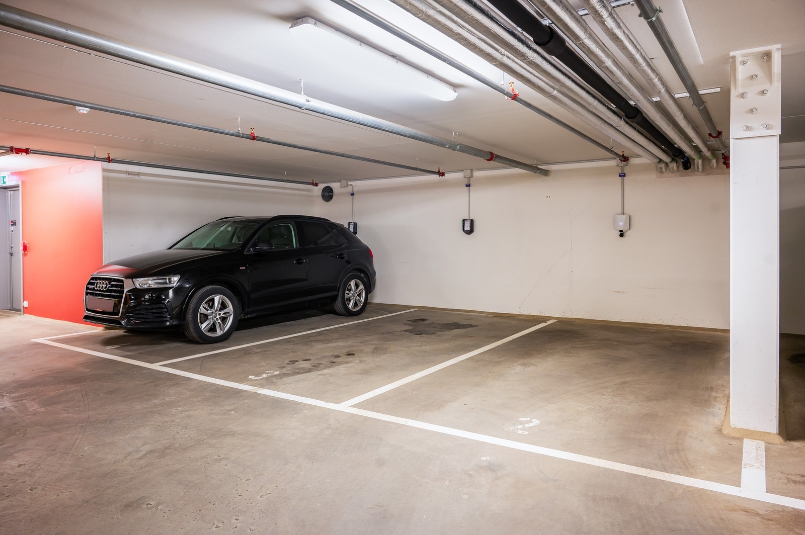 Garasjeplass med elbillader medfølger. Galleribilde