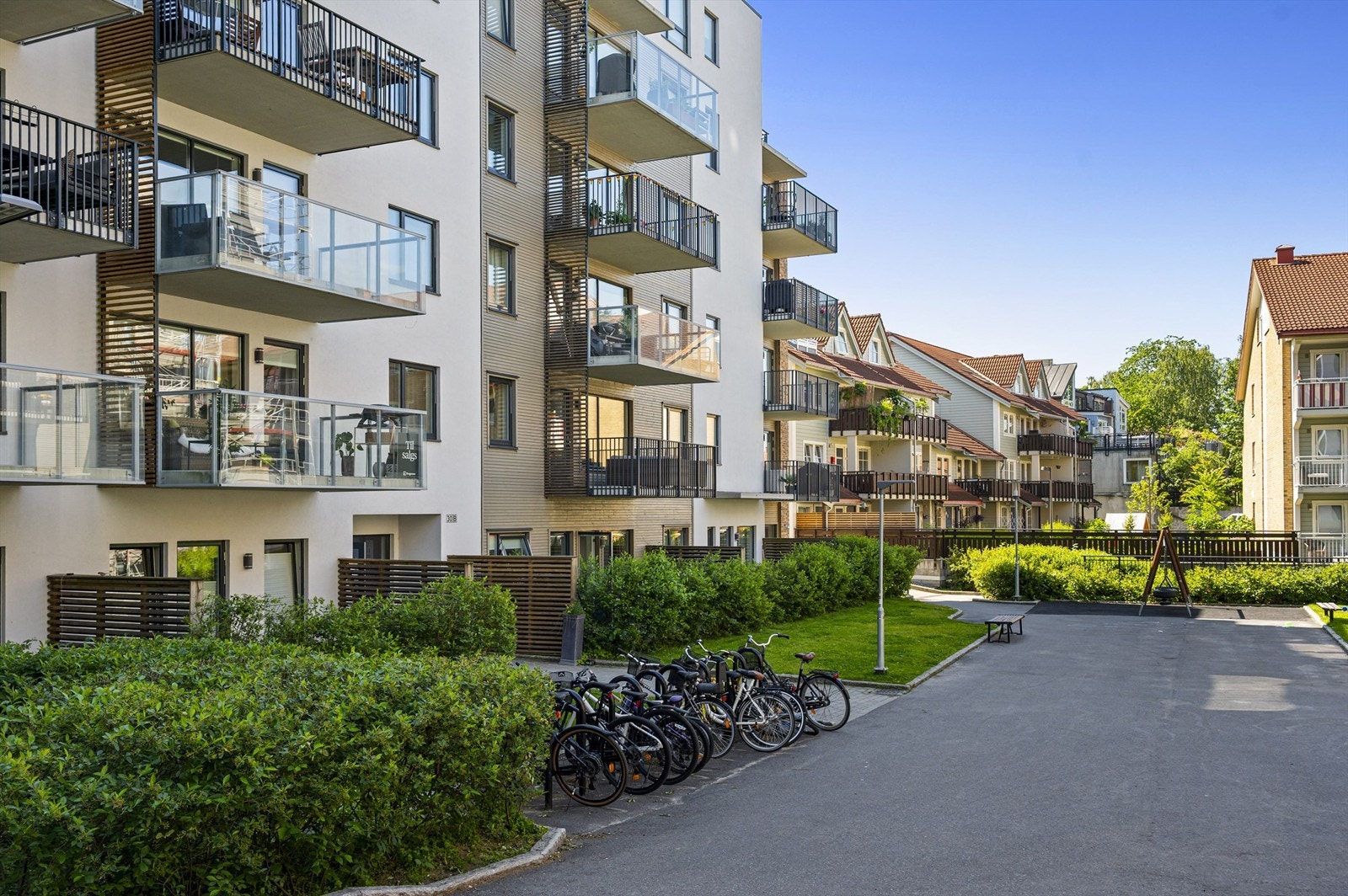 Balkongen ligger i 2. etasje fra gårdsrom. Heisadkomst fra inngangsplan til leiligheten og til garasje. Utsyn til flott opparbeidet gårdsrom uten trafikkstøy. Galleribilde