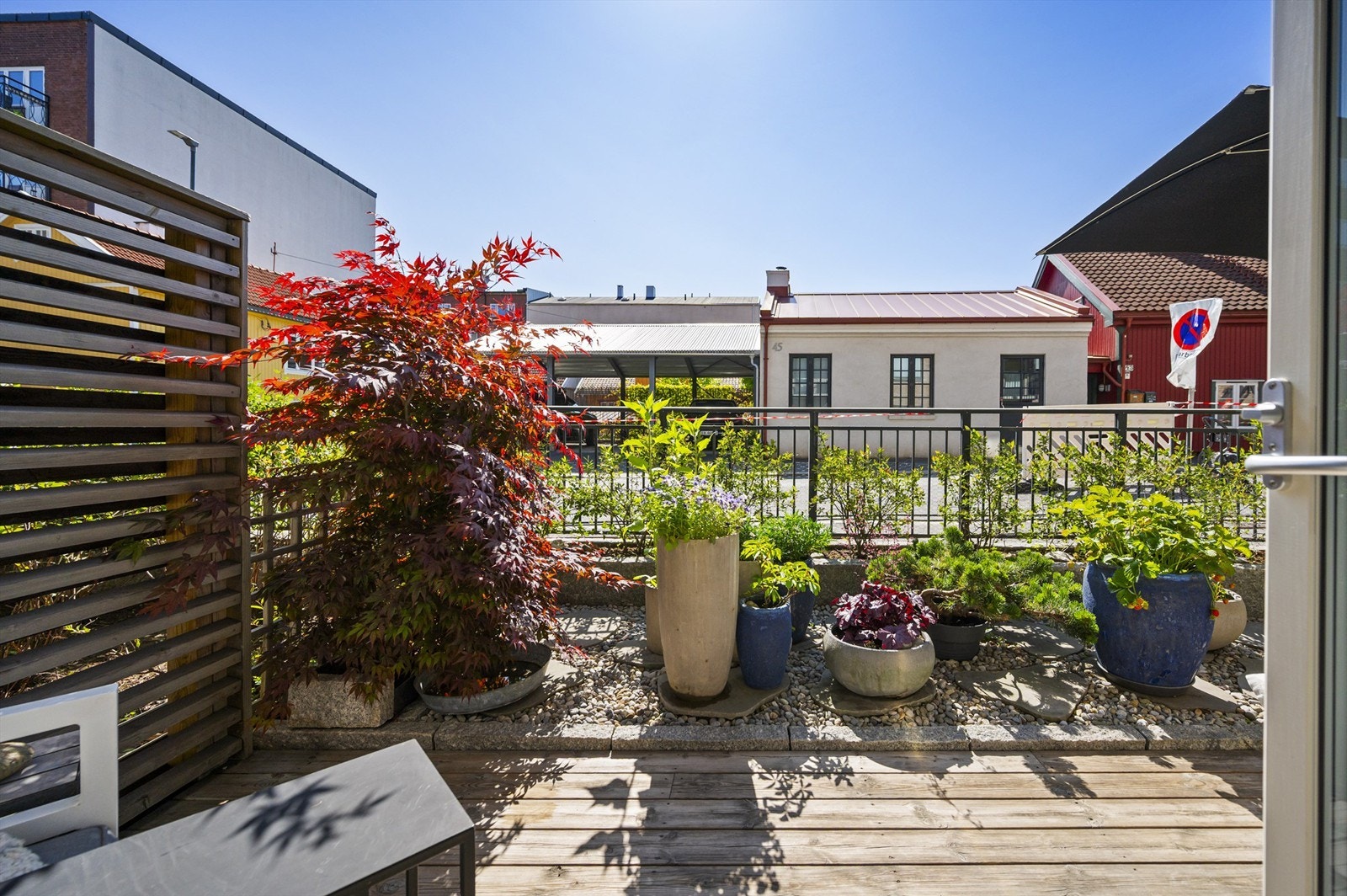 Svært sjarmerende, sørøstvendt terrasse på hele 10 kvm, pent opparbeidet med beplantning og sten. Galleribilde