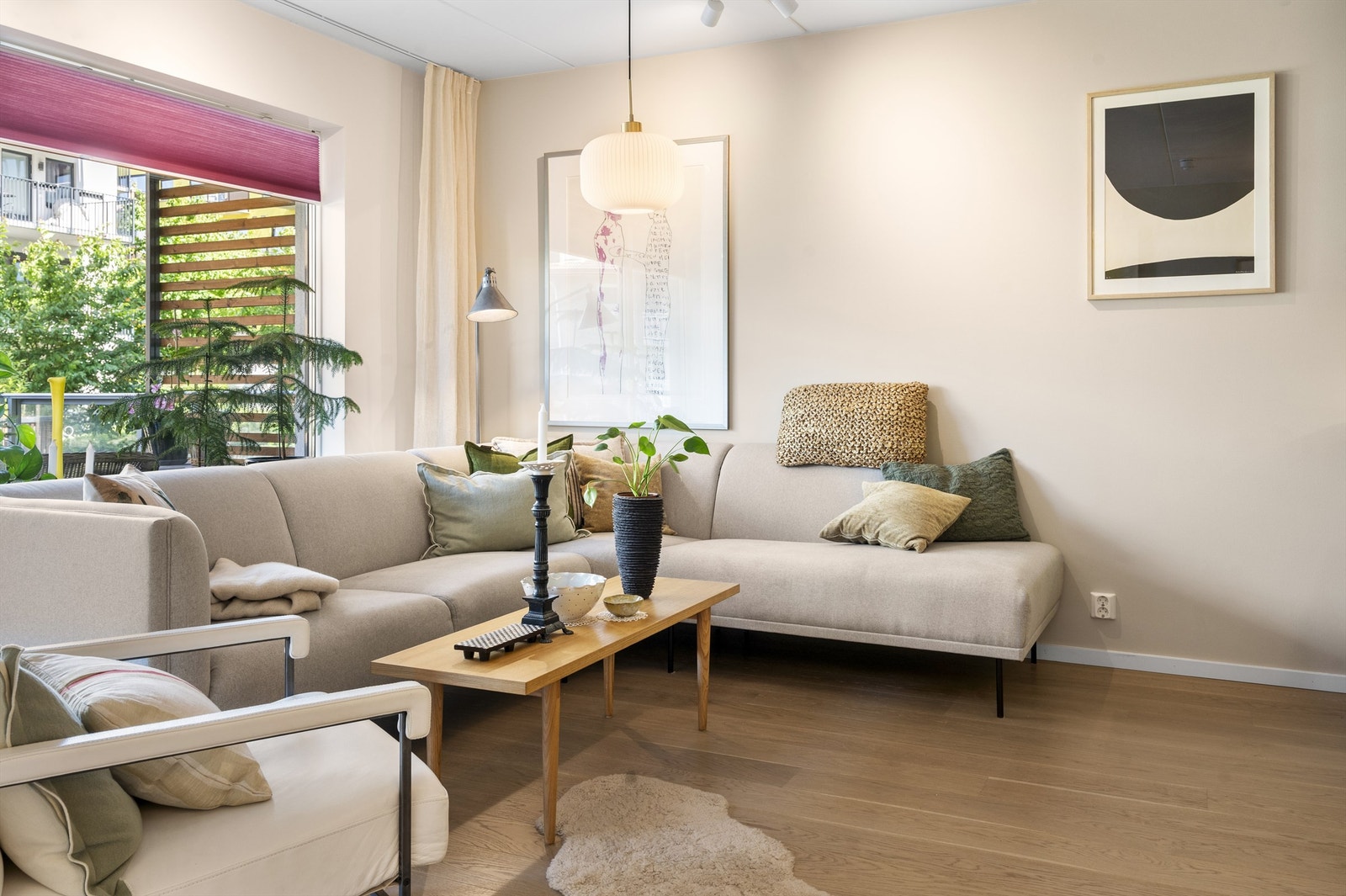 I gangavstand fra boligen finner du alt av fasiliteter, barnehage- og skoletilbud samt flotte grøntområder. Galleribilde