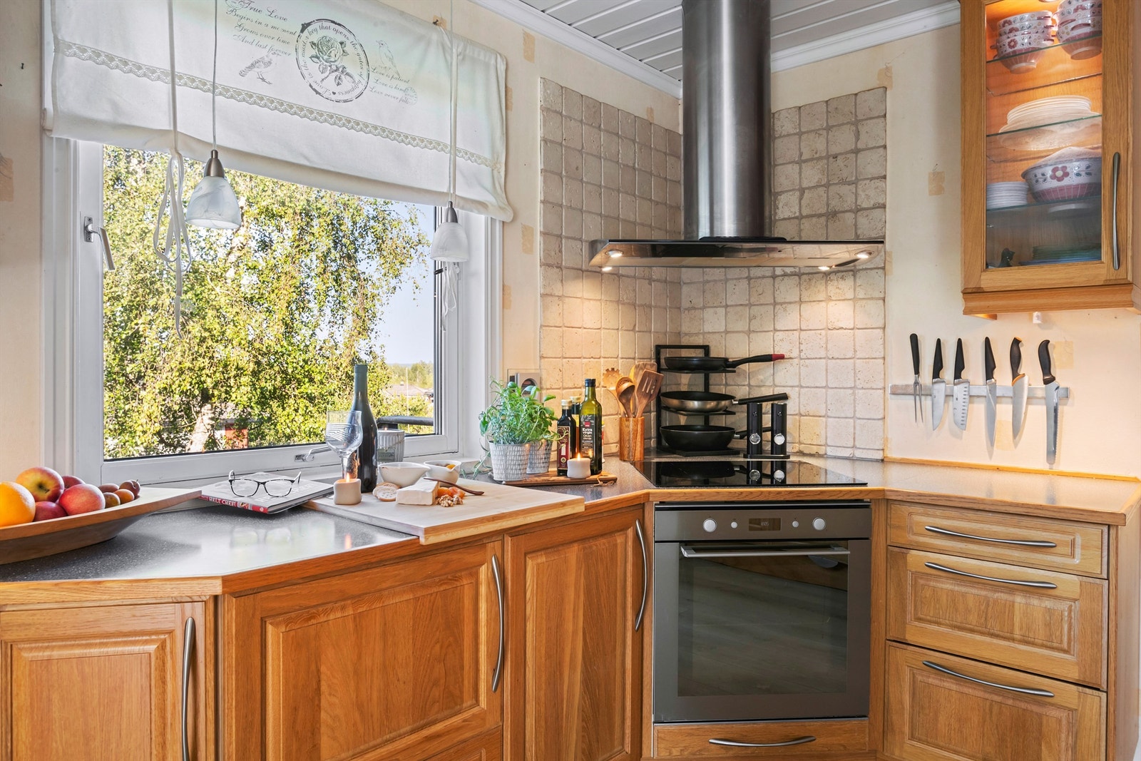 Kjøkkenet er godt utstyrt med integrerte hvitevarer Galleribilde