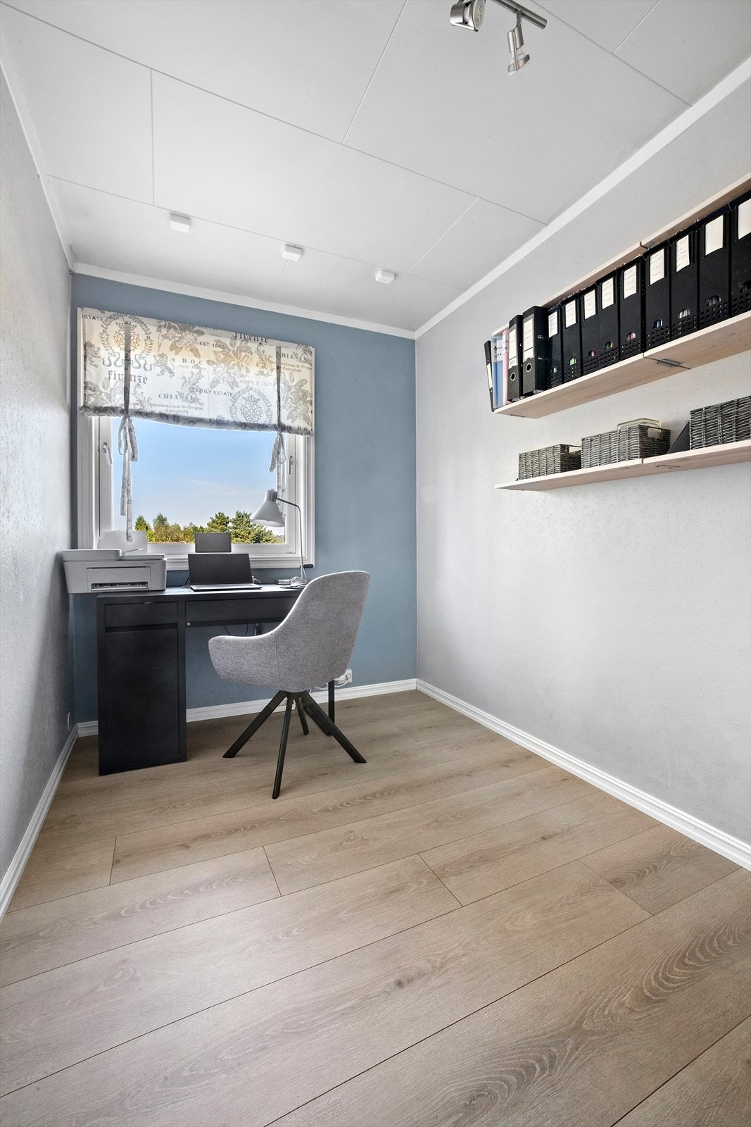 Soverom innredet som kontor Galleribilde