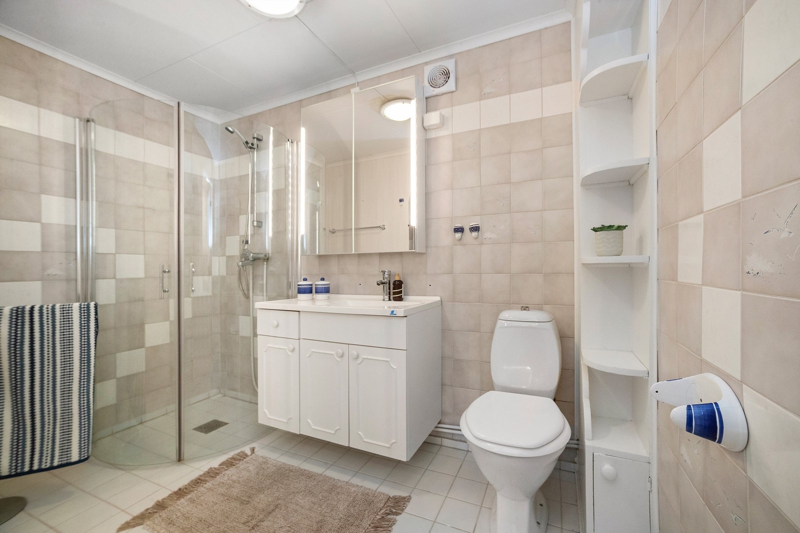 Baderom fra rundt år 1986 med flislagt gulv og gulvvarme Galleribilde