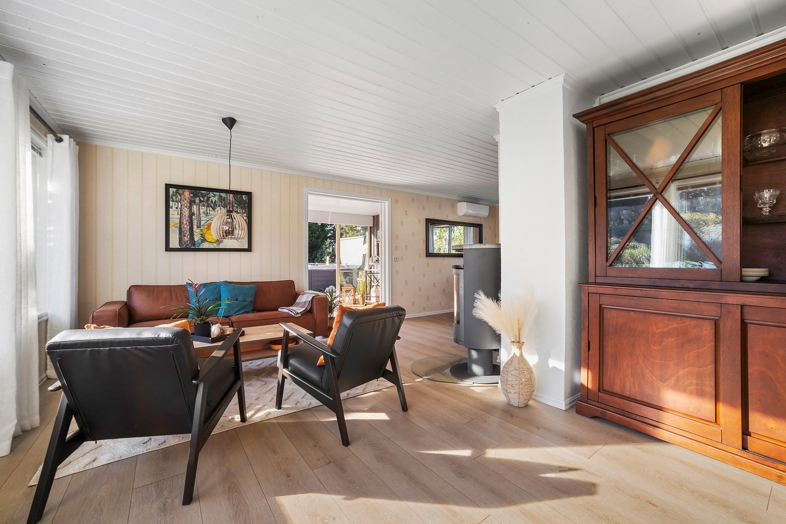 Fra stuen er det utgang til innglasset veranda og terrasse Galleribilde