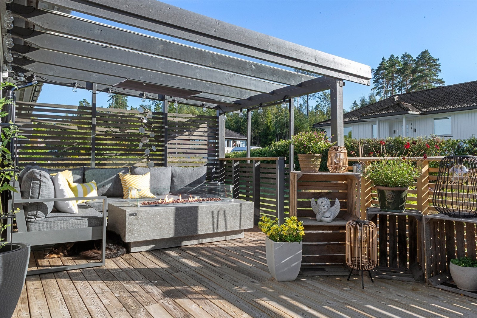 Stor og flott terrasse med gode solforhold Galleribilde