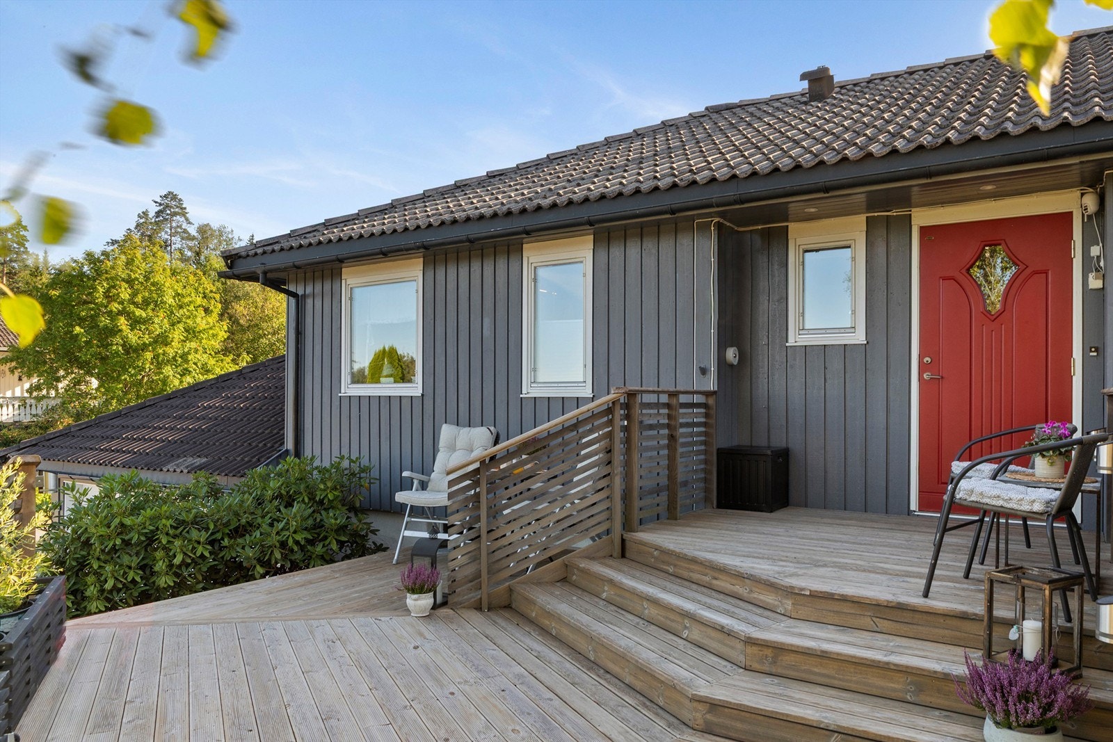 Opparbeidet terrasse til inngangsparti Galleribilde