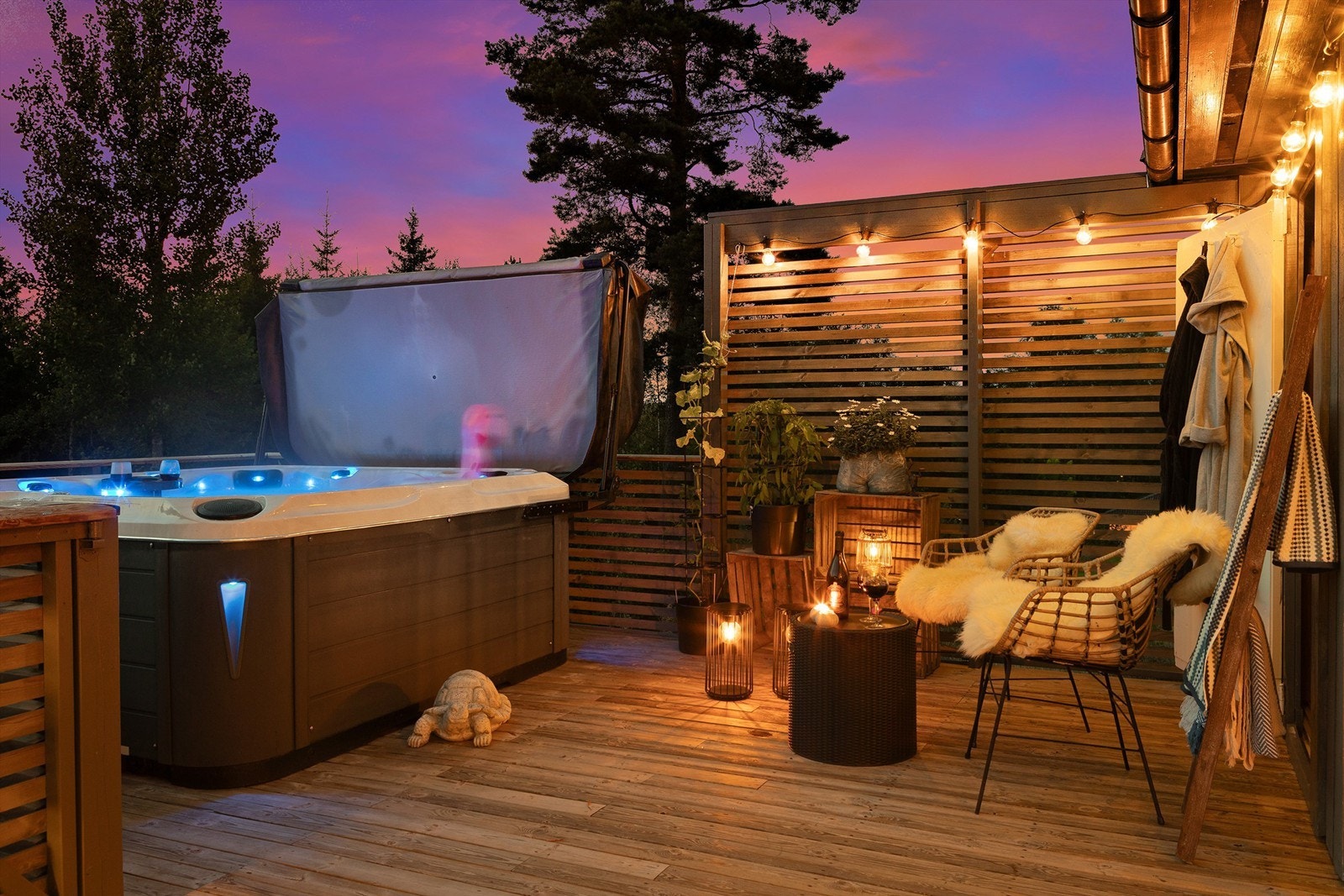 Frittstående jacuzzi på terrasse for ekstra avslapping Galleribilde