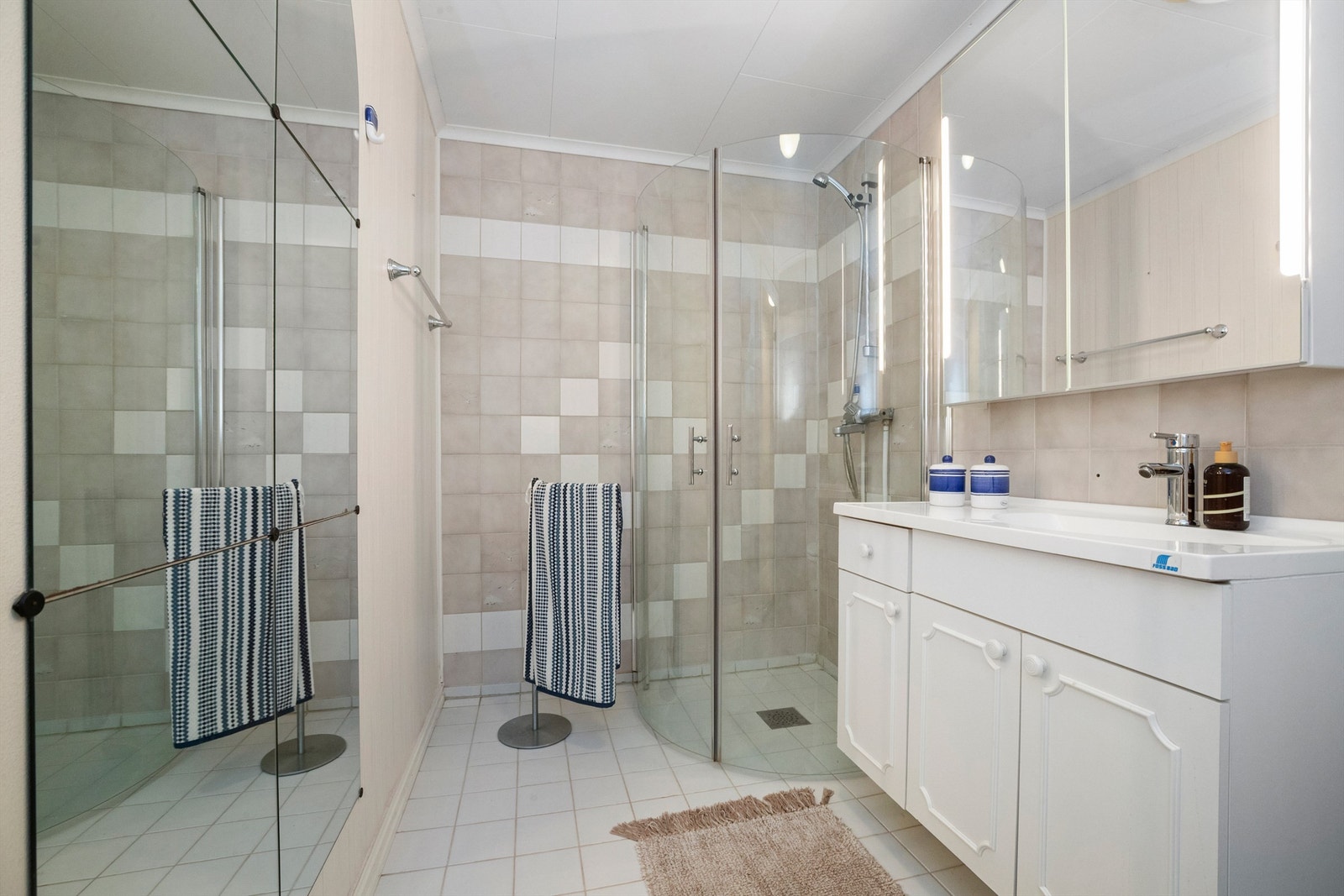 Dusjhjørne med glassdører Galleribilde