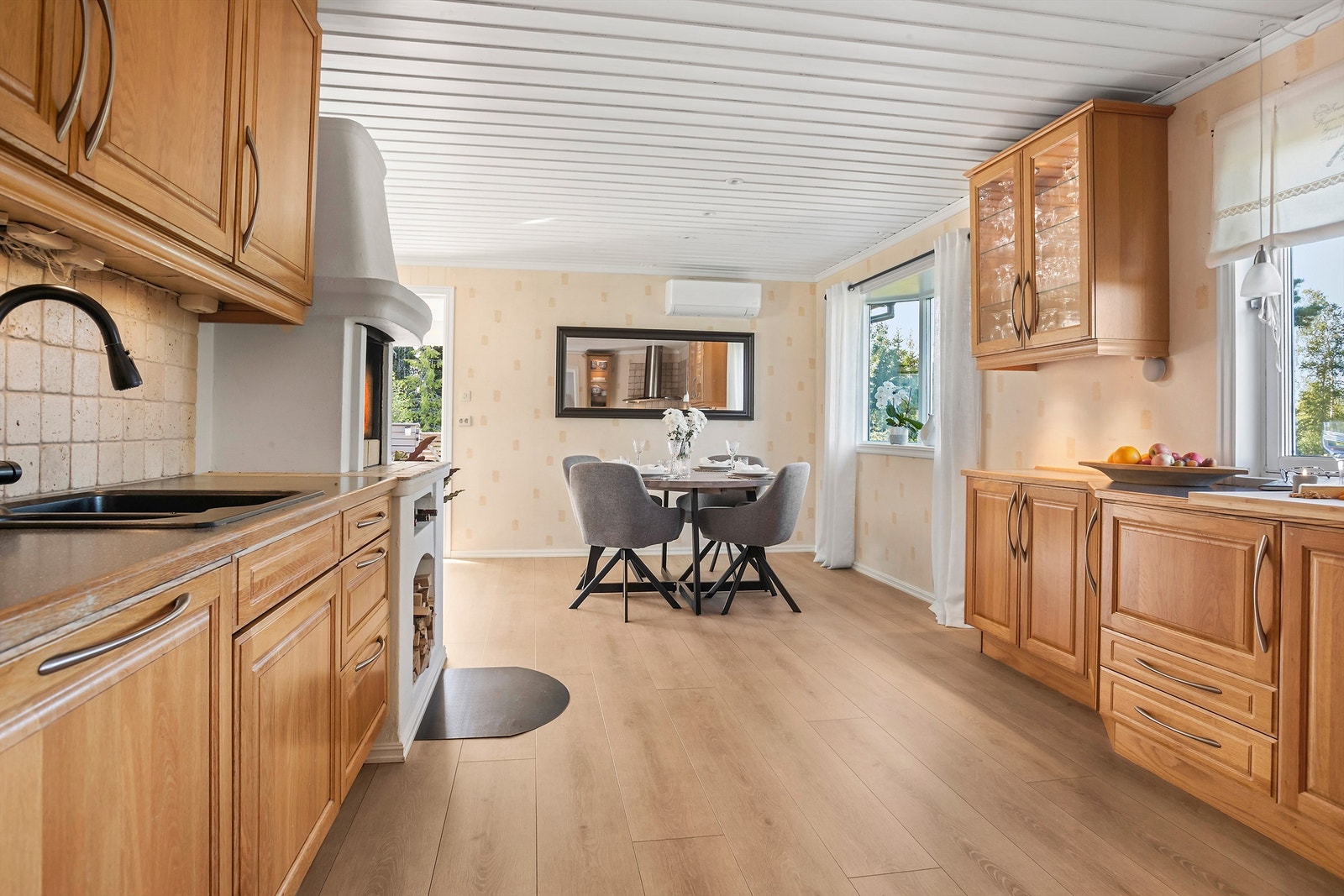 Spisestue plassert praktisk i sammenheng med kjøkken Galleribilde