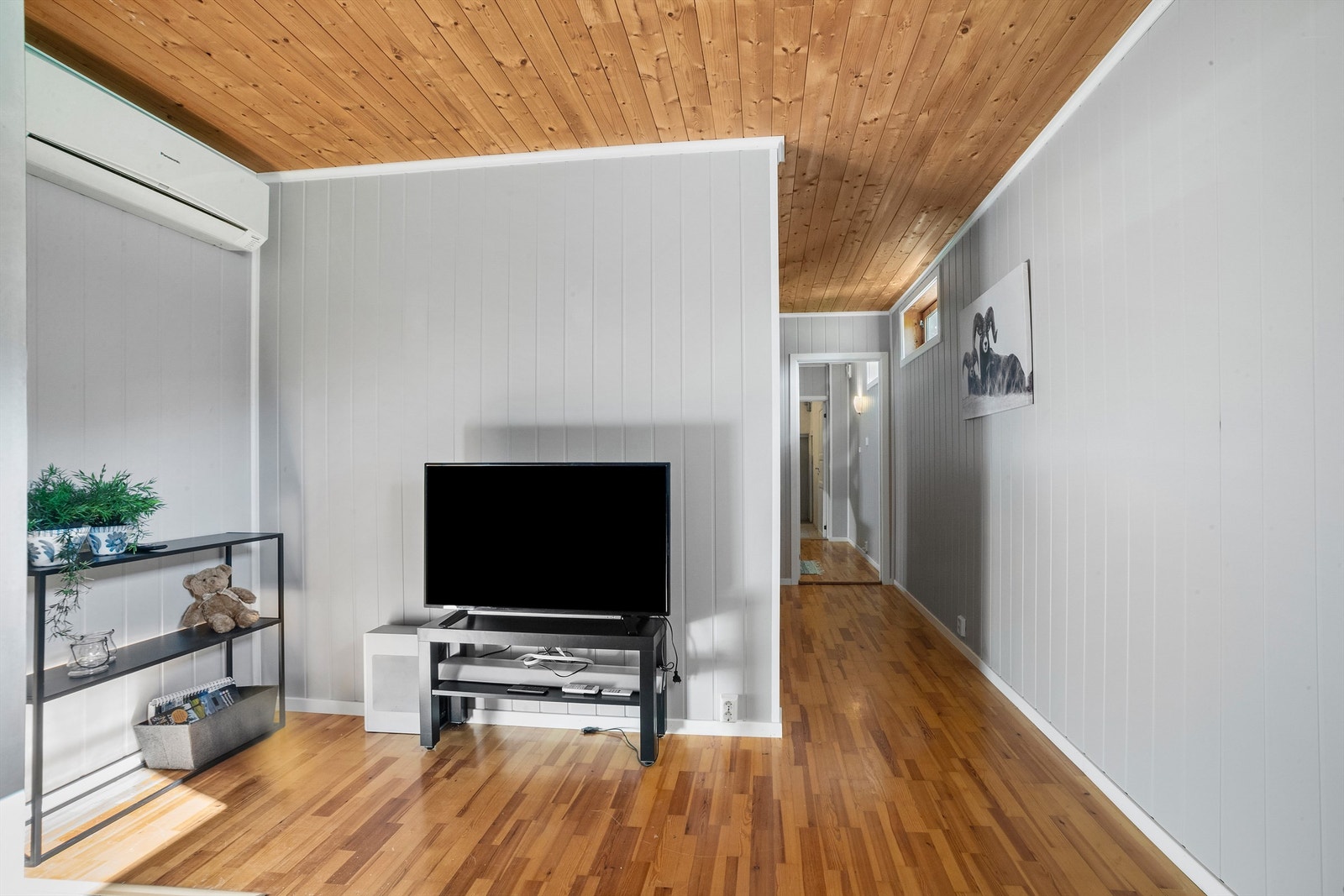 Varmepumpe plassert på vegg i stue i underetasjen Galleribilde