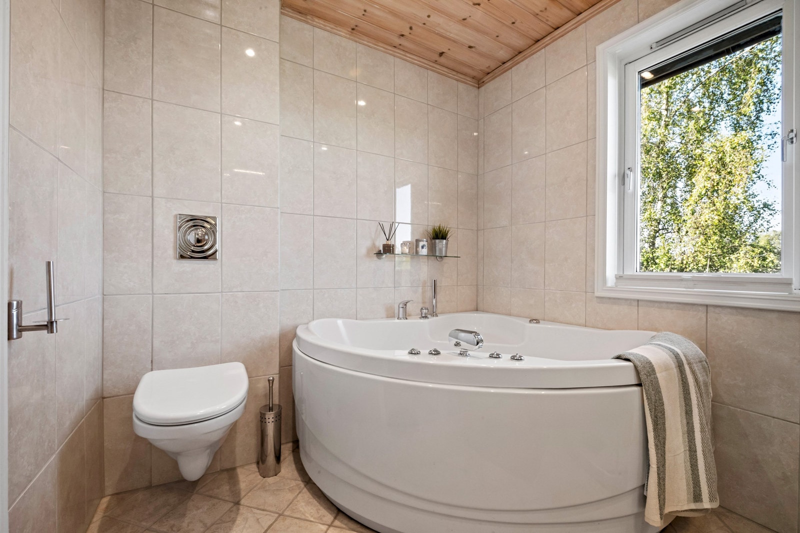 Badet er utstyrt med både dusjhjørne og frittstående boblebadekar Galleribilde