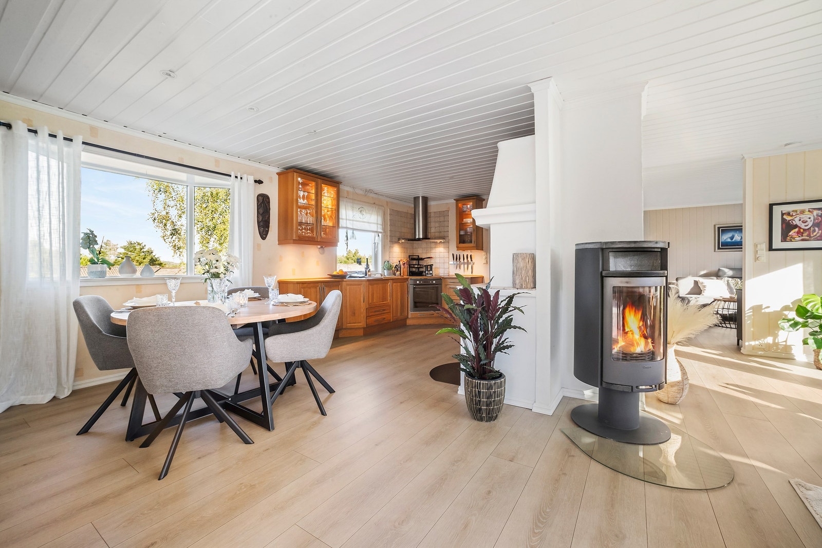 Moderne peisovn plassert mellom spisestue og stue Galleribilde