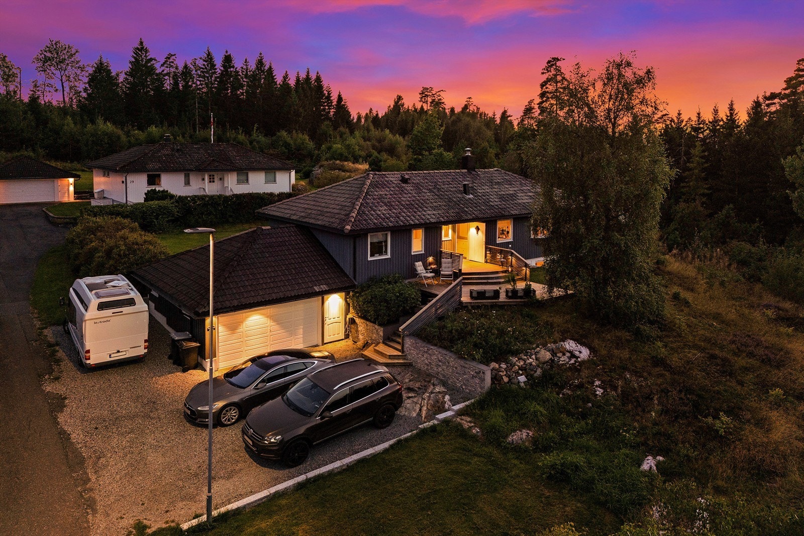 Gruslagt innkjørsel med plass til oppstilling av biler Galleribilde