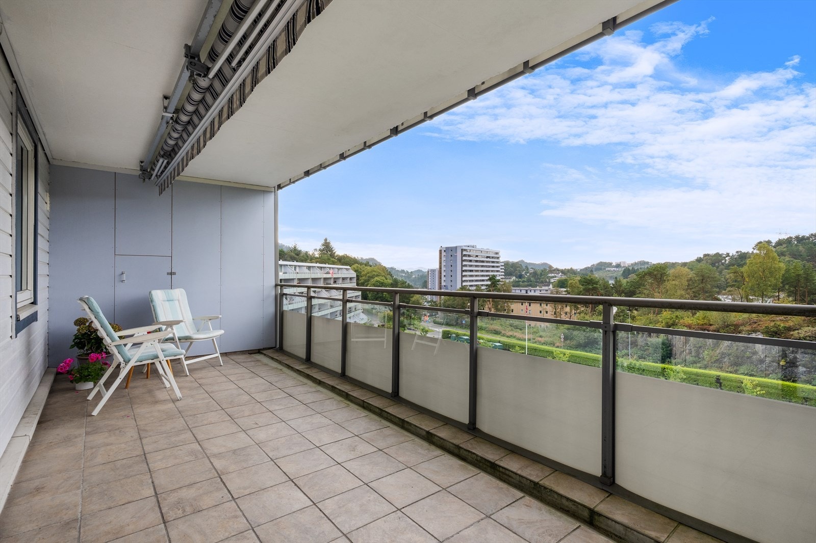 Leiligheten ligger svært sentralt i Loddefjord, bare få minutters gange fra Vestkanten Storsenter med et bredt utvalg butikker og servicetilbud. Galleribilde