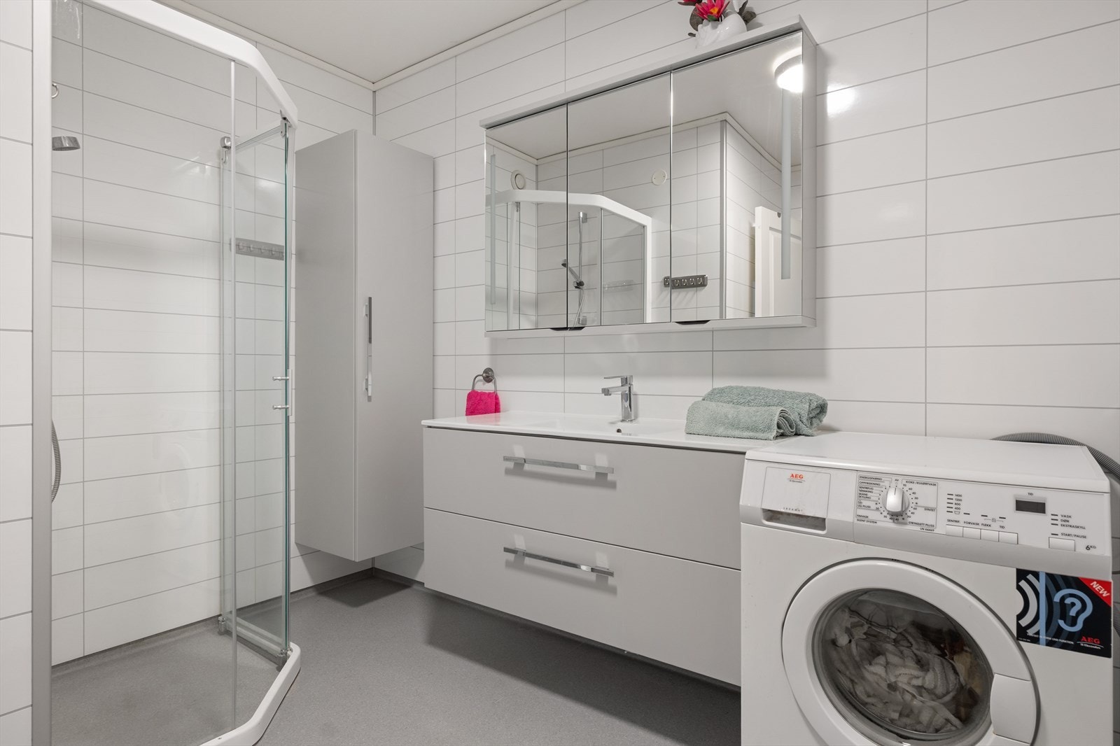 Badet har baderomsplater på vegger og belegg på gulv. Galleribilde