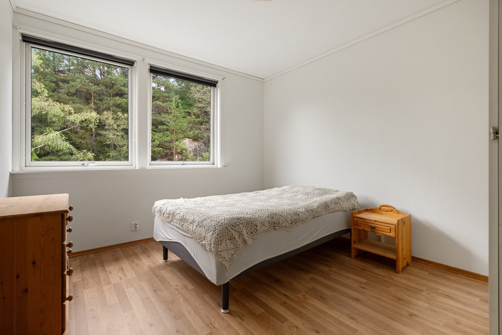 Rikelig med plass til stor dobbeltseng og garderobe på begge soverom. Galleribilde