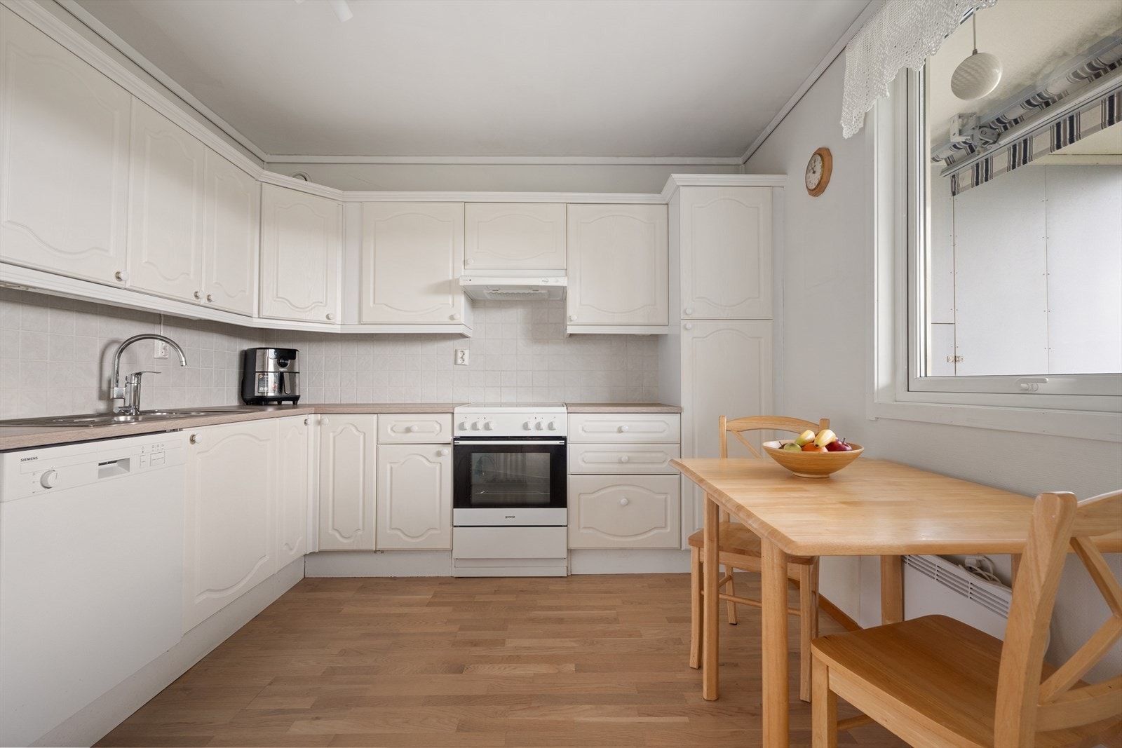 Kjøkkenet er nesten 10 m² og har rikelig med skap- og benkeplass. Galleribilde