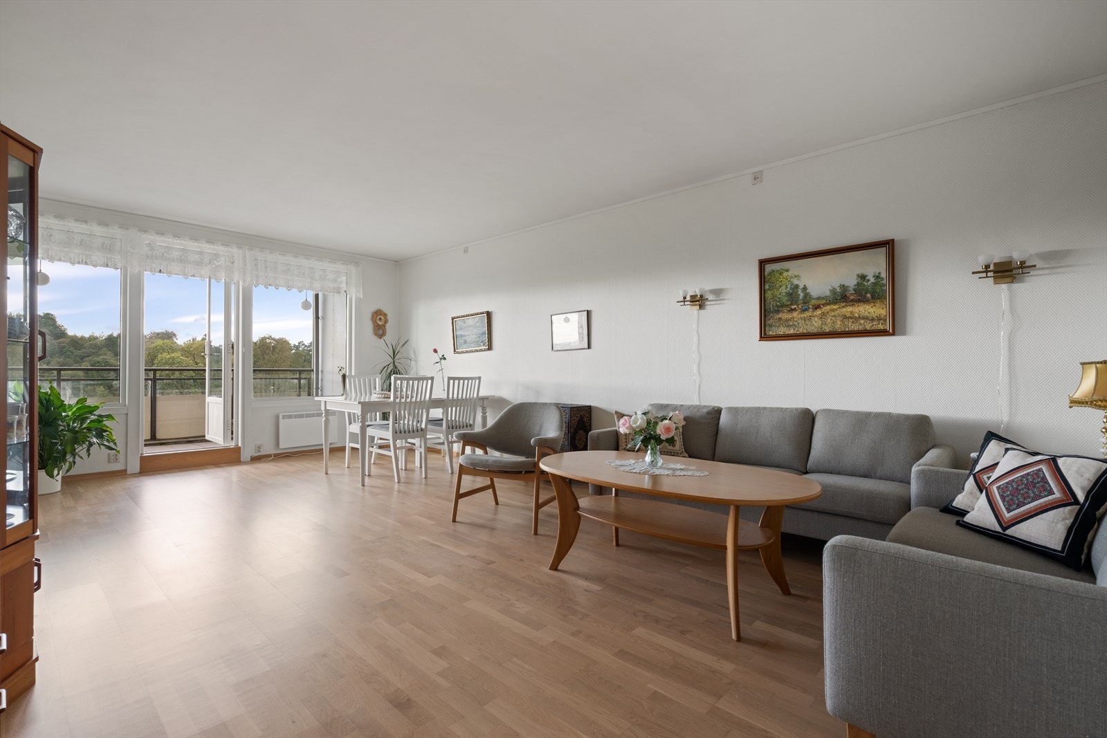 Stor stue på 27,6 m² med god plass til stor sofagruppe og spisebord. Galleribilde