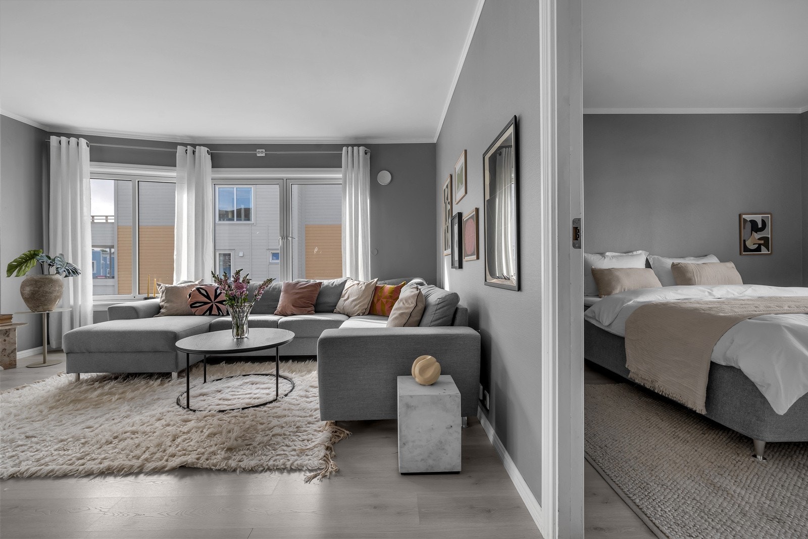 Innenfor daglistua finner vi leilighetens hovedsoverom Galleribilde