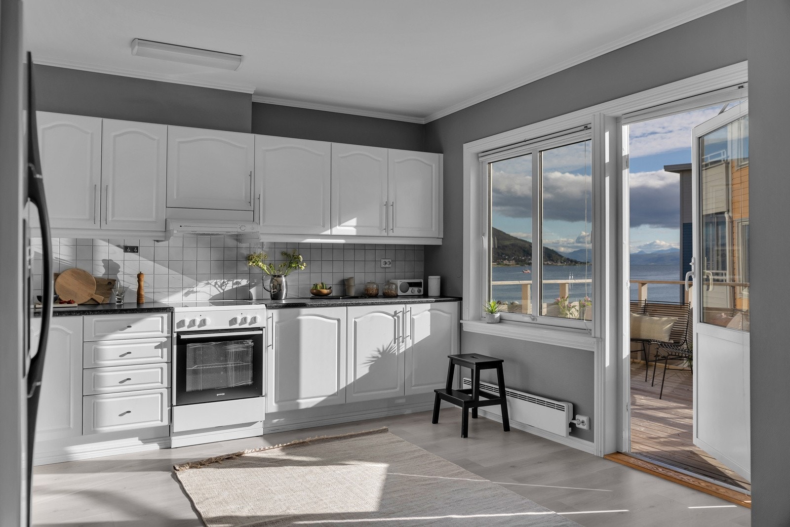 Fra verandaen kommer du tilbake inn i kjøkkenet Galleribilde