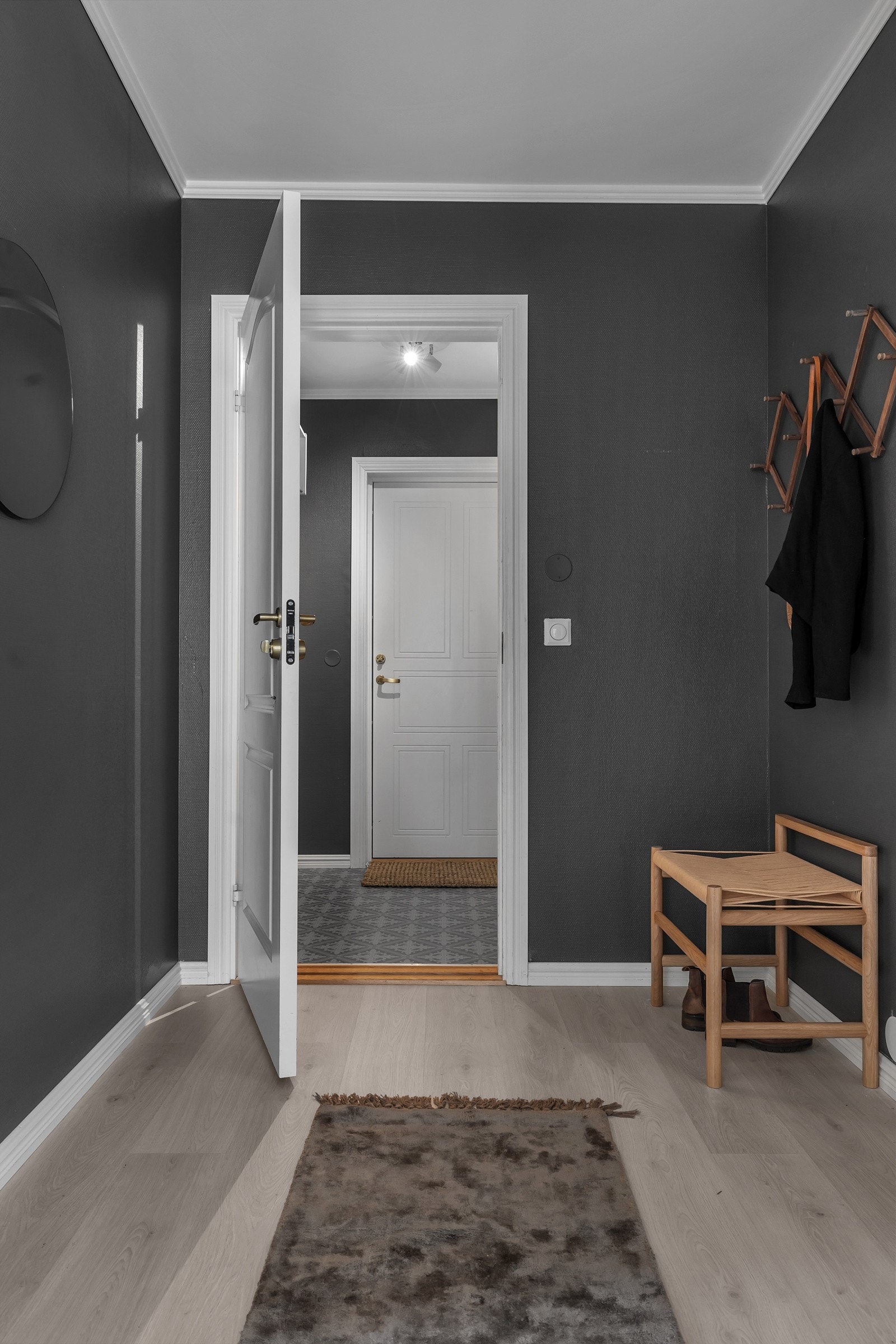 Fra det felles vinfanget går du inn i gangen til hovedleiligheten Galleribilde