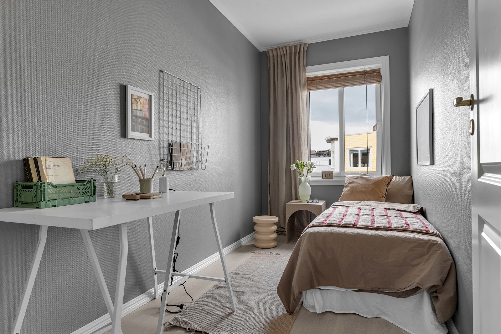 Hovedleilighetens 2. soverom ligger ved siden av hovedsoverommet og er på ca. 6,5m2 Galleribilde