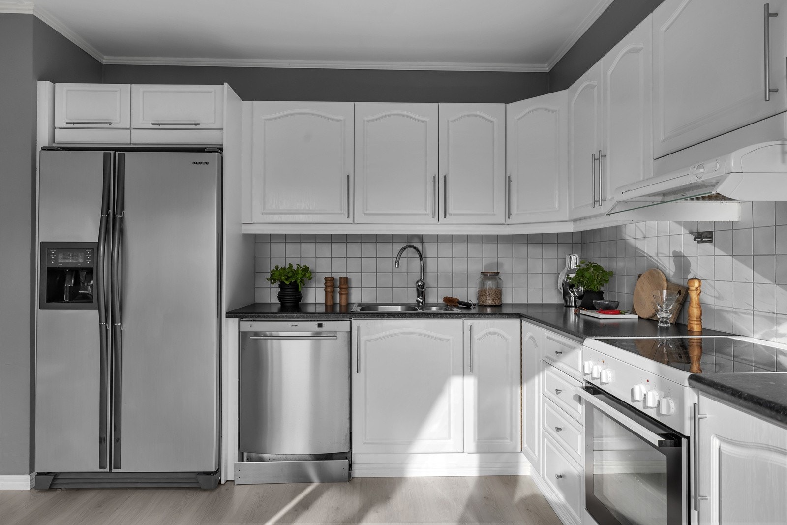 Her er det godt med både skap- og benkeplass Galleribilde