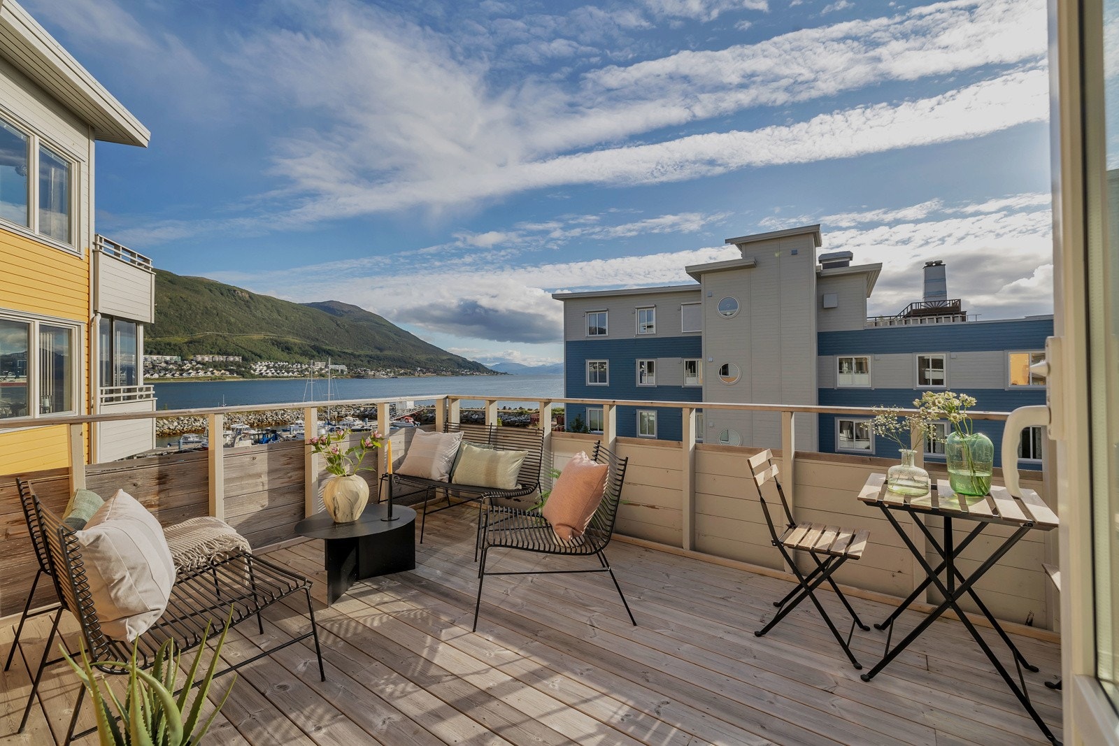 Her kan man nyte sol og utsikt fra tidlig formiddag til kveld Galleribilde