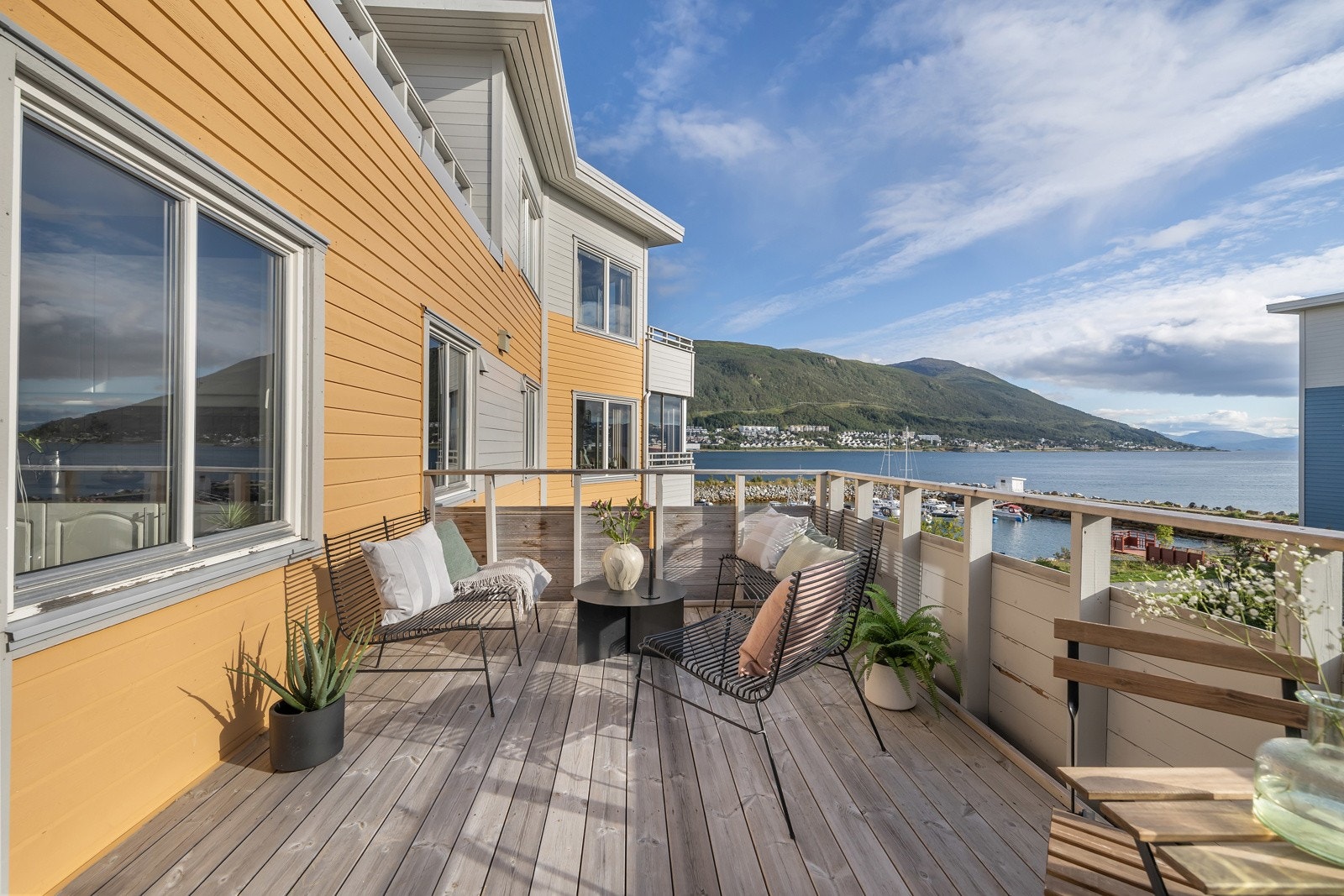 Verandaen er i sør-veggen og skjermet for vind slik at du får fin temperatur allerede tidlig vår Galleribilde