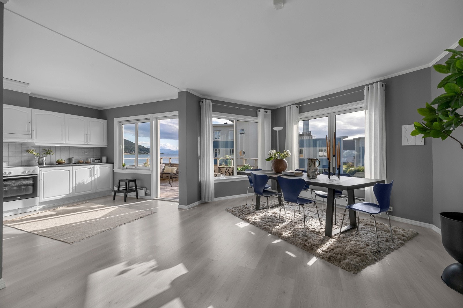 Fra kjøkkenet er det utgang til stor søvendt veranda Galleribilde