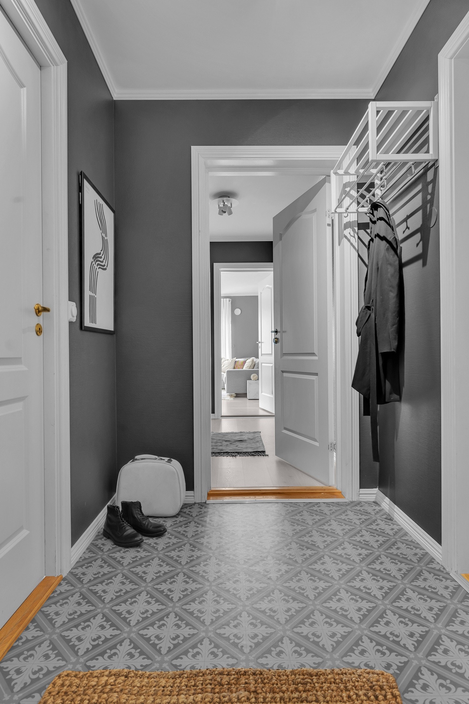 Velkommen inn! Det første som møter deg er dette inngangspartiet som leder deg til boligens 2 utleiehybler før du ledes videre inn i leiligheten Galleribilde