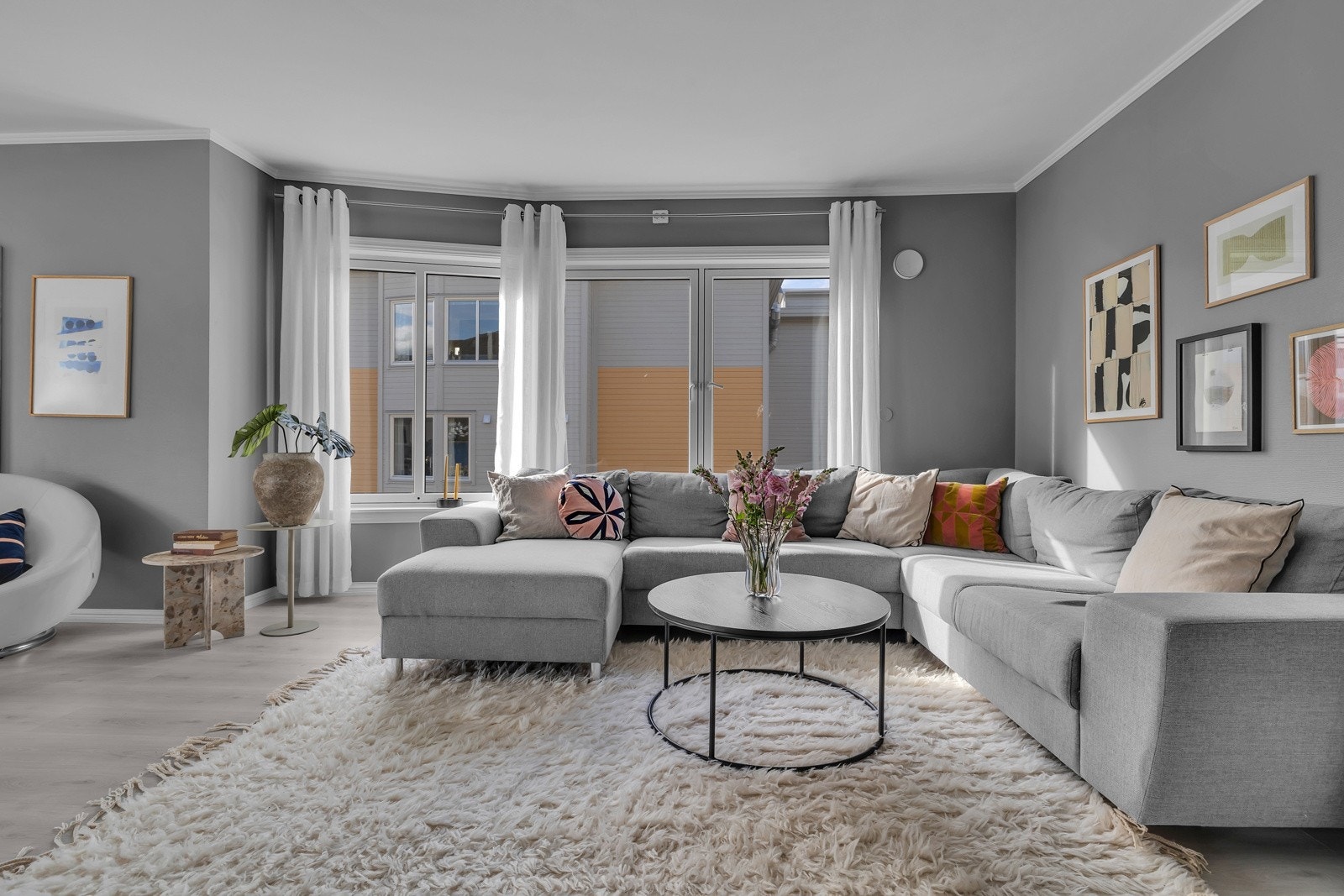 Herfra ledes du til en stor og åpen stue med store vindusflater Galleribilde