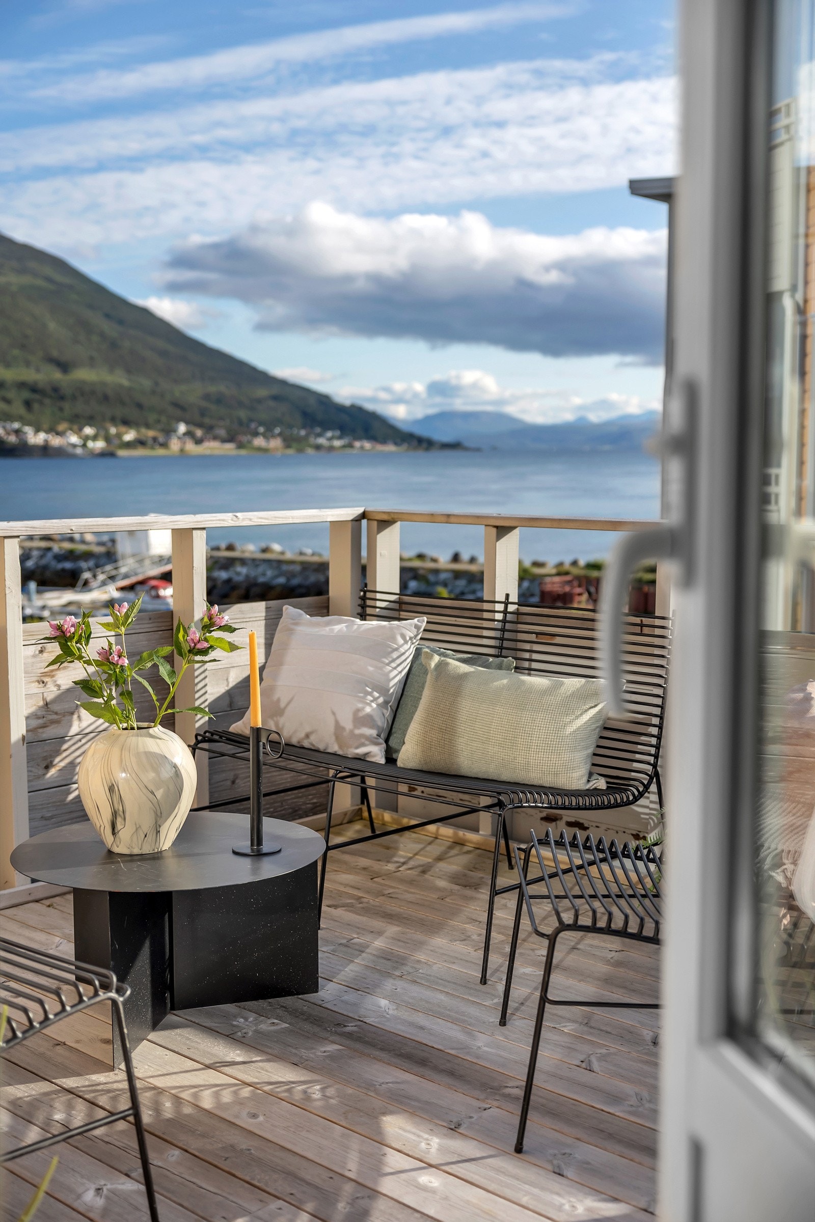 Balkongen er på ca. 13m2 Galleribilde