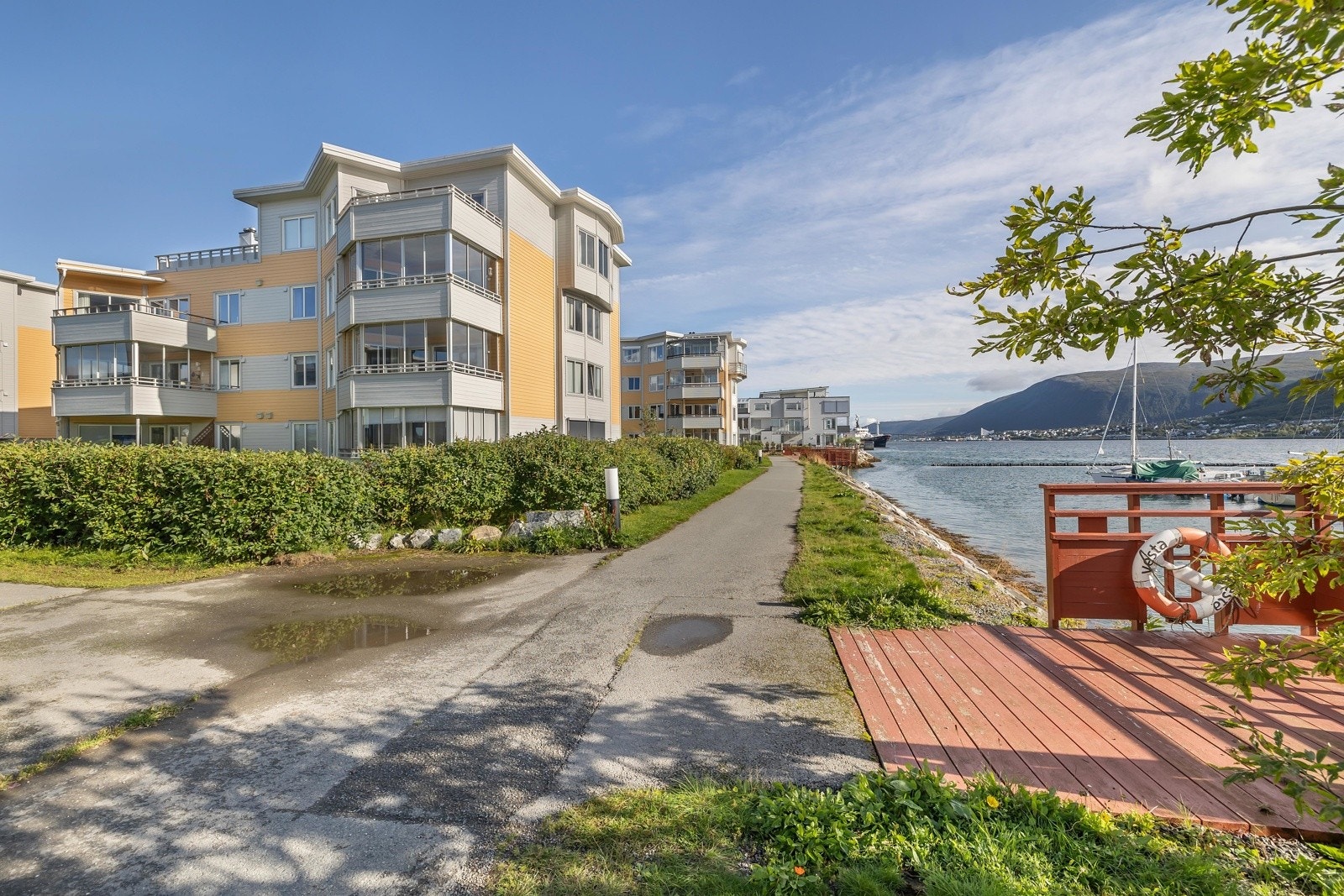 Rett ved boligen finner du strandpromeade som leder deg både til sentrum og Telegrafbukta Galleribilde