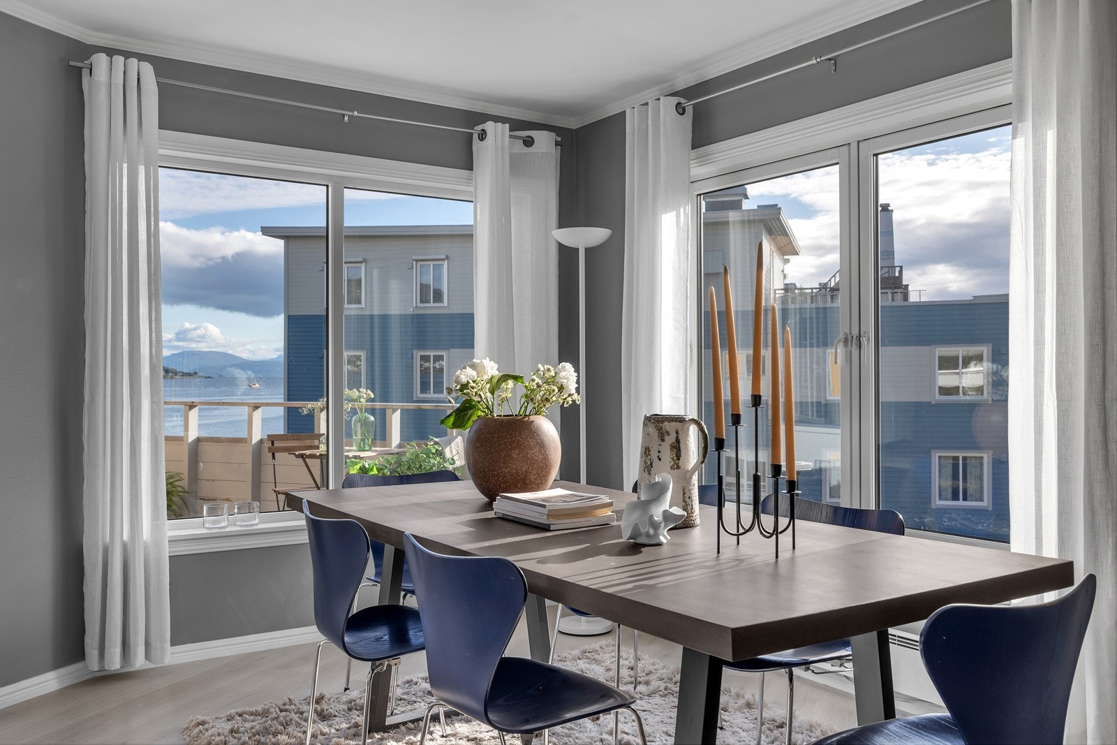 Fra spisestua er flott utsikt over nærområdet, småbåthavna, sundet, fastlandet og ut mot Balsfjorden Galleribilde