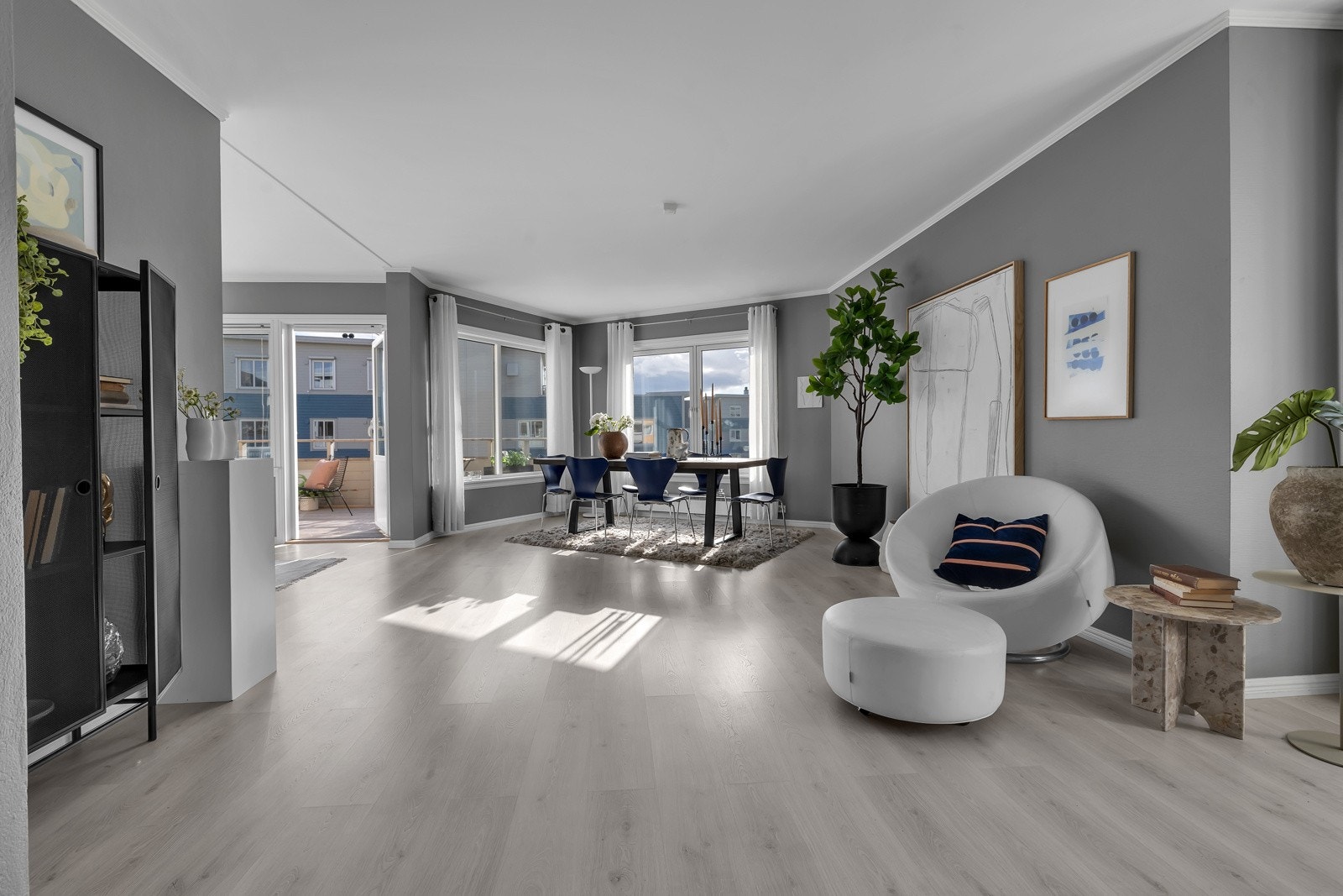 Stua er på ca. 42m2 og har vinduer mot sør og vest Galleribilde