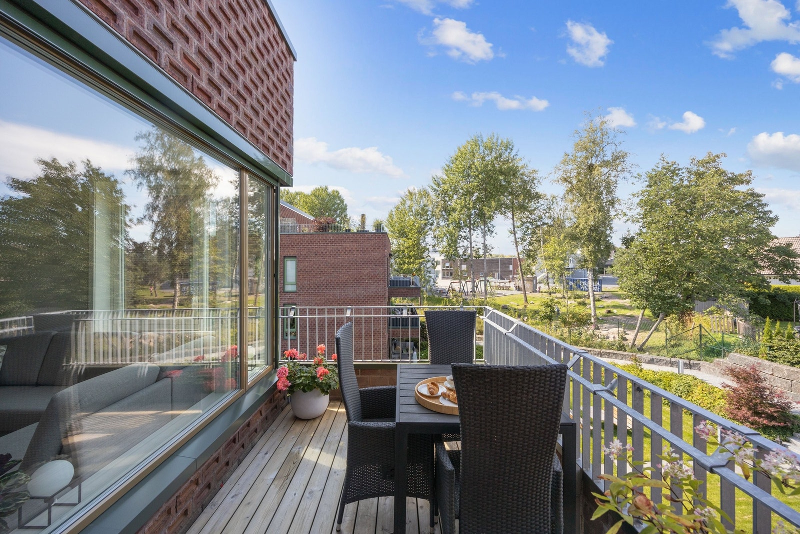 Romslig og usjenert balkong. Her kan du nyte sola fra midt på dagen til den går ned i horisonten. Galleribilde