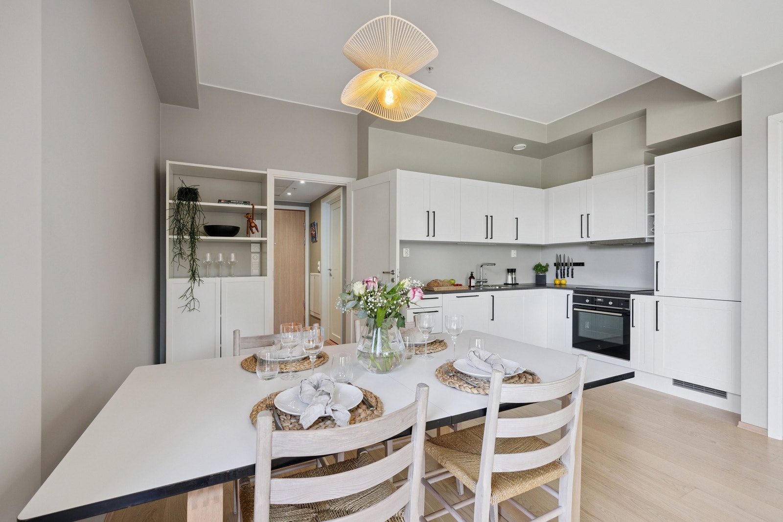 Lekkert kjøkken fra Sigdal med integrerte hvitevarer. Galleribilde