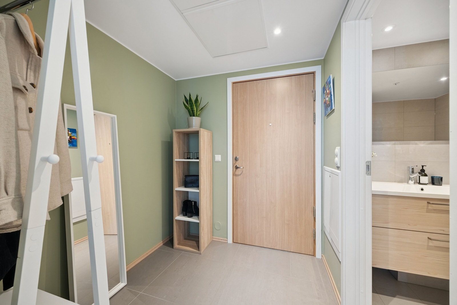 Gangen har god plass til oppbevaring. Det er 60x60 fliser på gulvet. Galleribilde