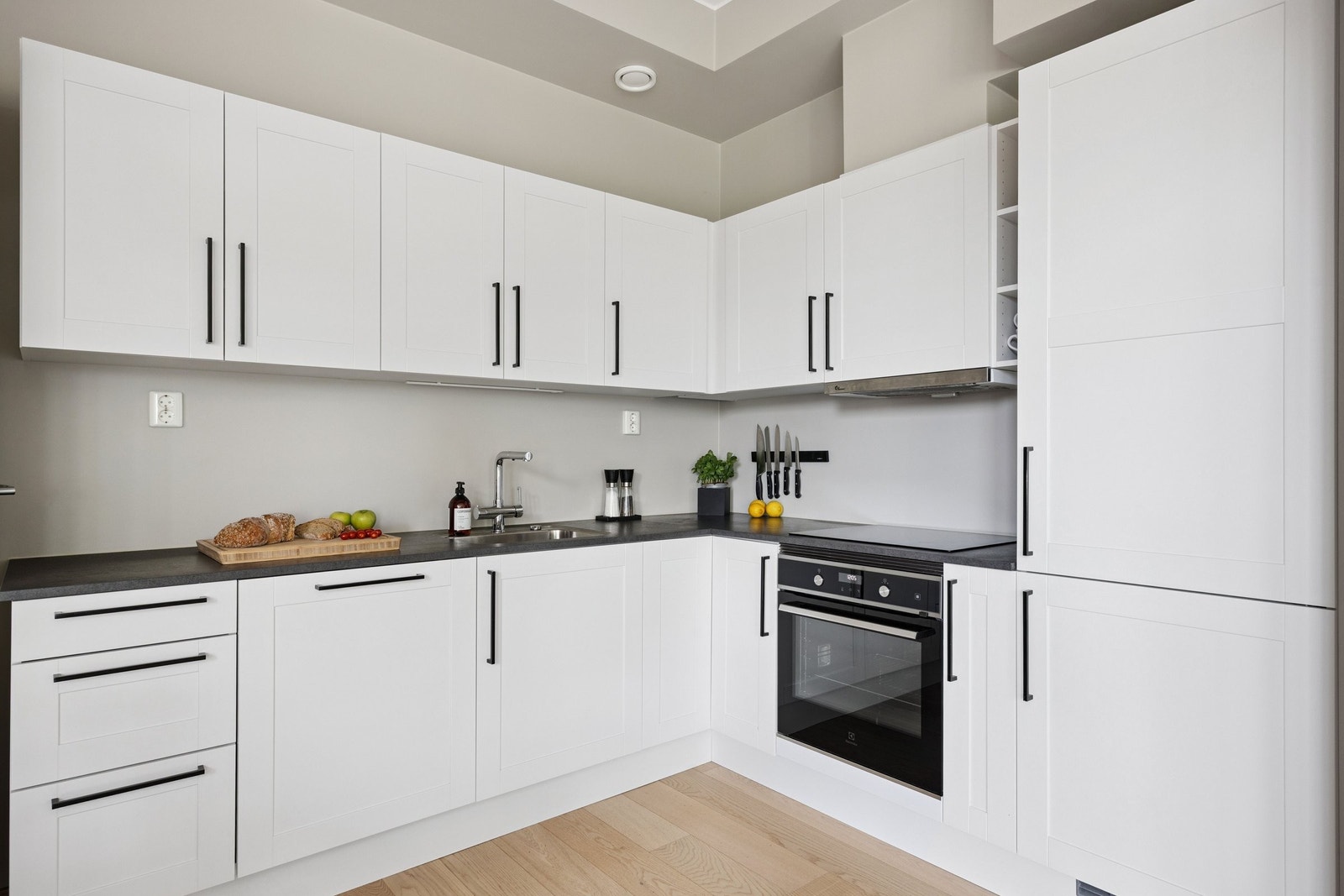 Det moderne kjøkkenet har god skap- og benkeplass. Galleribilde