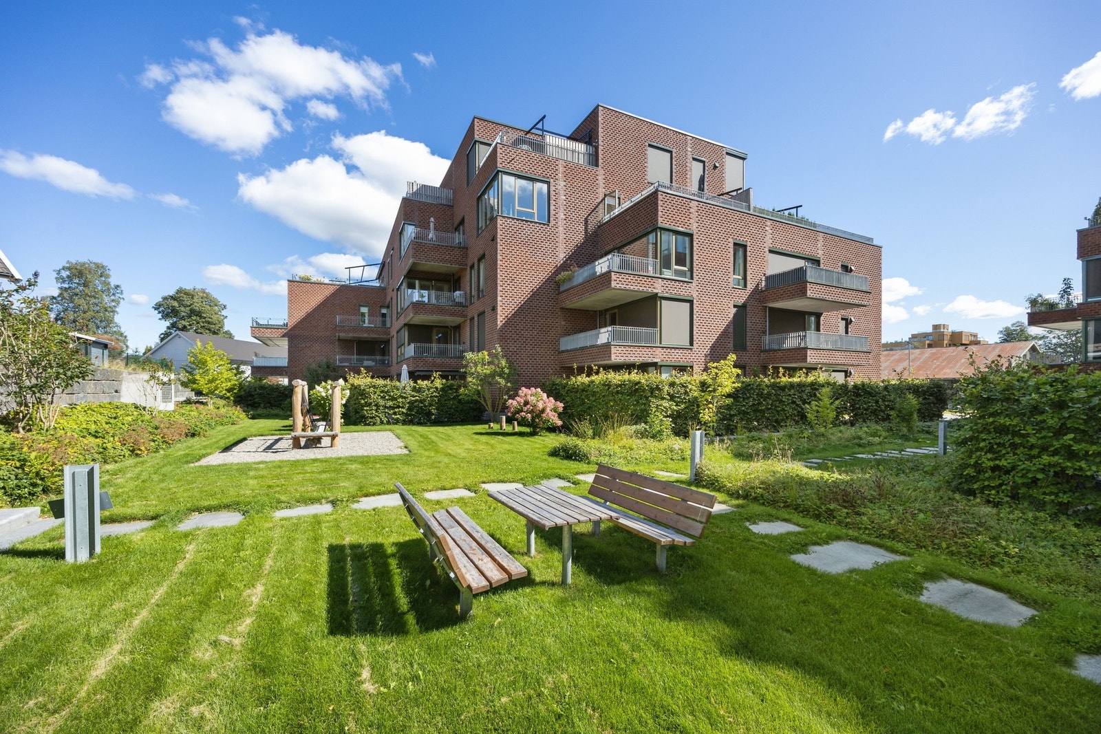 Flott og moderne fasade og opparbeidet utomhusarealer. Galleribilde