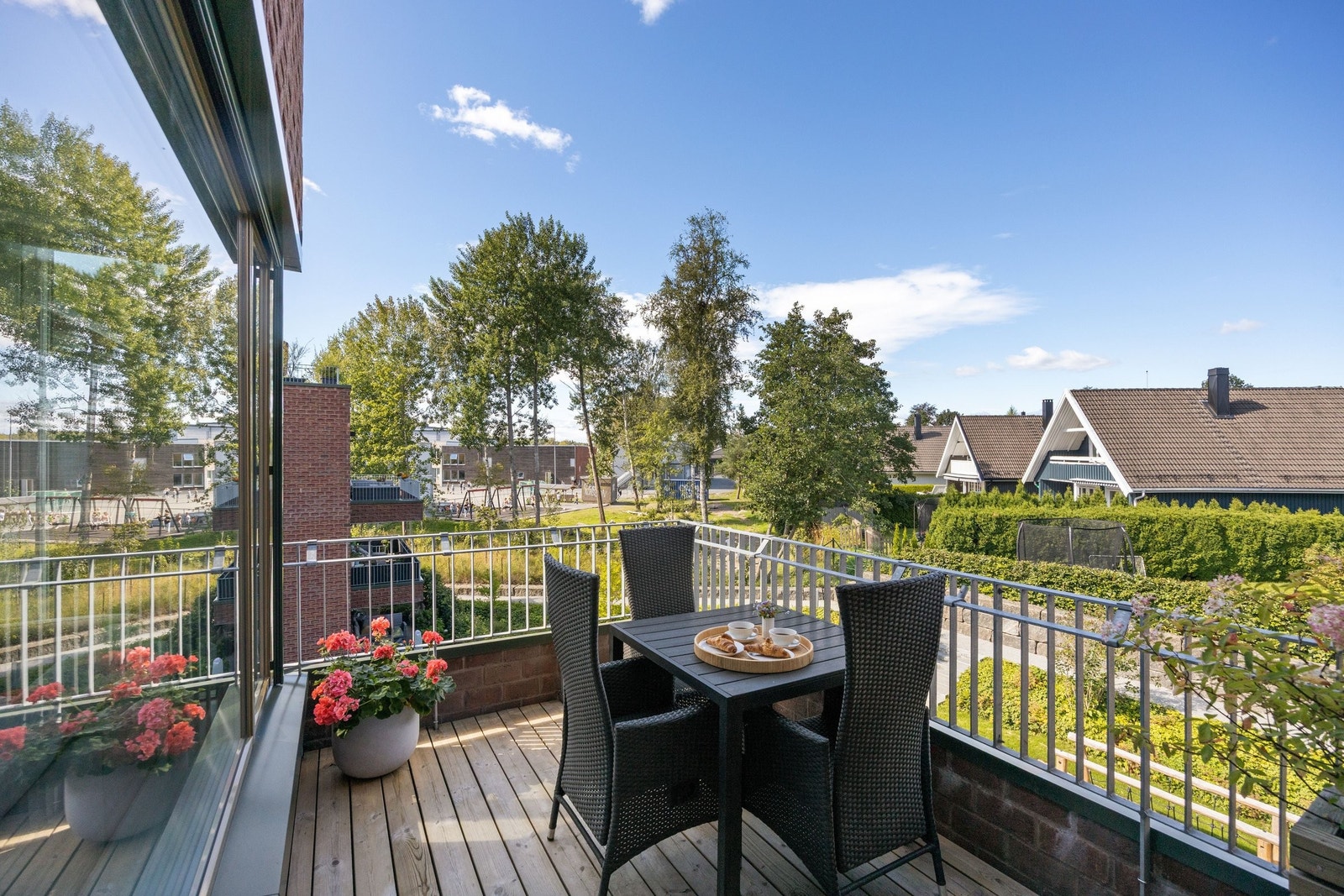 Balkongen har plassbygde blomsterkasser med plass til grill. Perfekt for å nyte sommerkveldene. Galleribilde