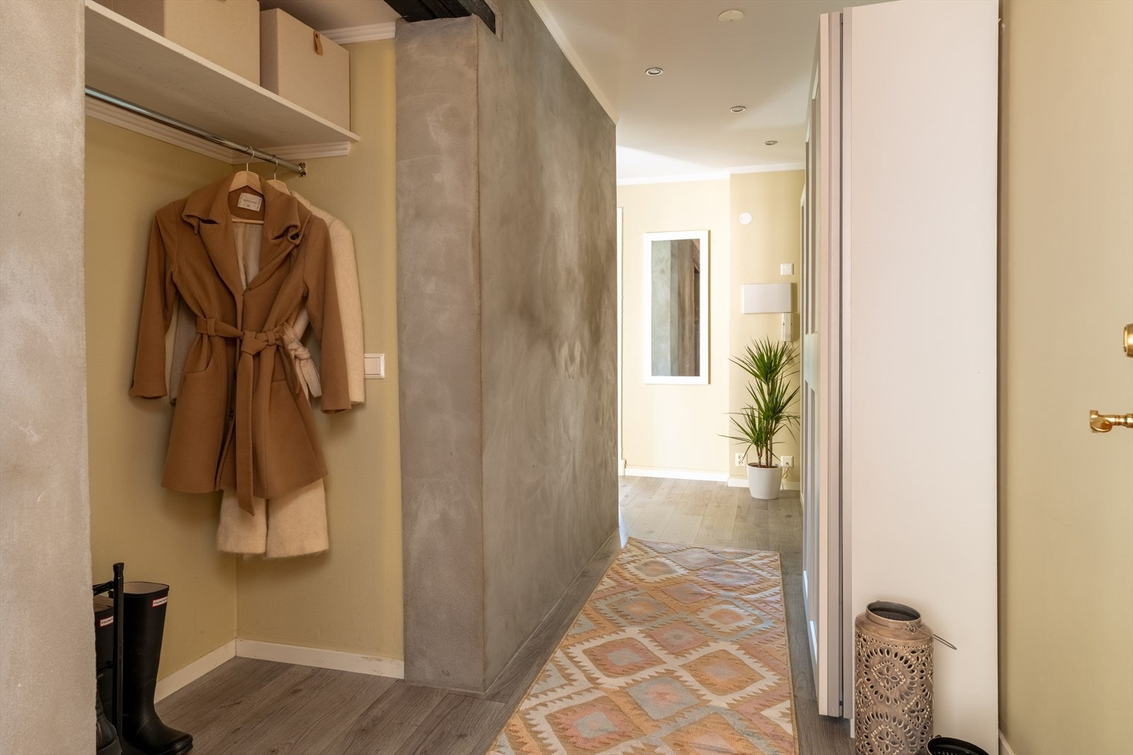 Inngangspartiet er lyst og innbydende, med praktisk garderobeløsning for ytterklær. Galleribilde