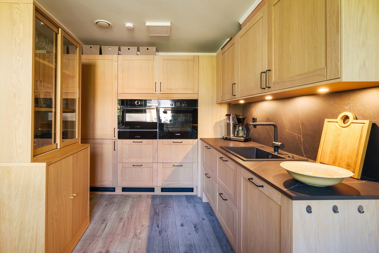 Påkostede hvitevarer, herav stekeovn og kombiovn fra Bosch, varmeskuff, oppvaskmaskin fra Electrolux og kjøl- og frys fra Electrolux. Galleribilde