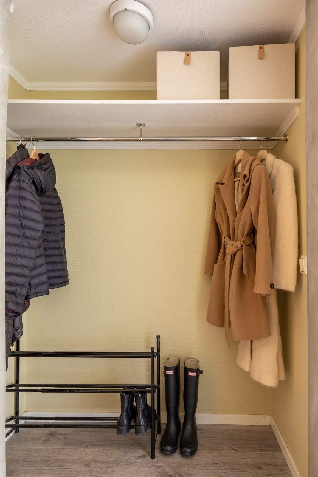 Praktisk garderobeløsning i gangen med god oppbevaringskapasitet. Galleribilde