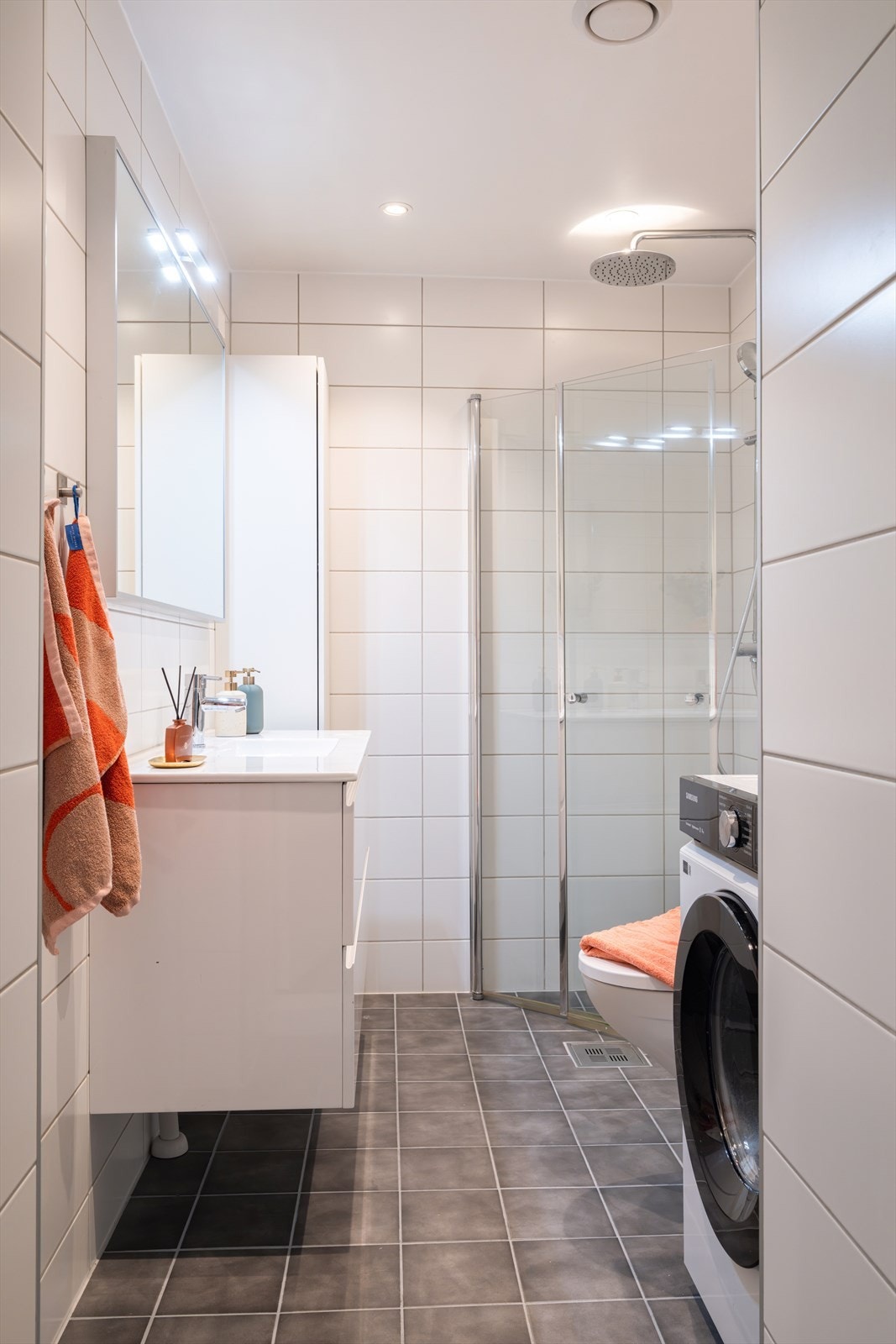 Dusjsonen er utstyrt med regndusj og plassbesparende foldedører i glass. Galleribilde