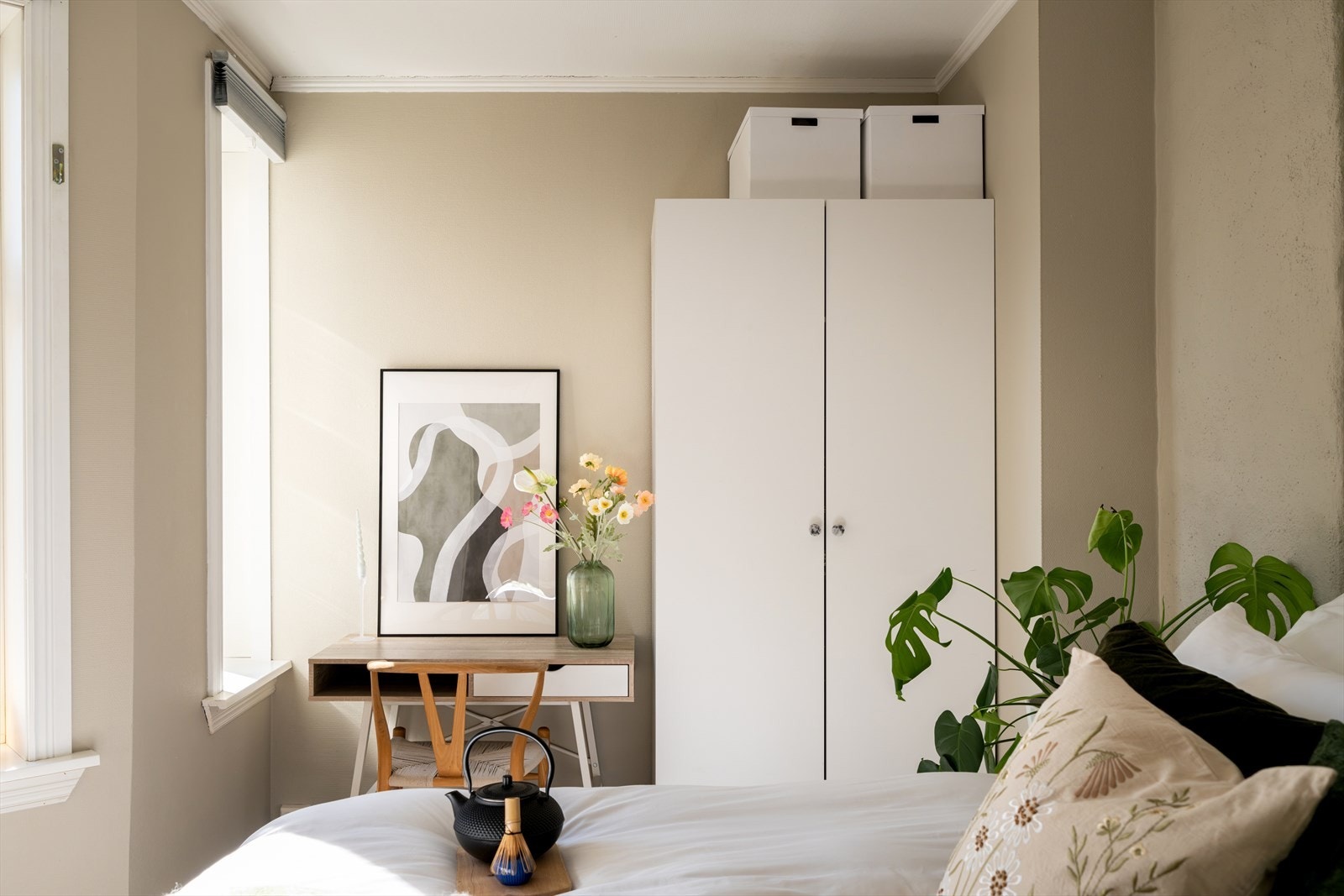 Plass til romslige garderobeløsninger for praktisk oppbevaring. Galleribilde