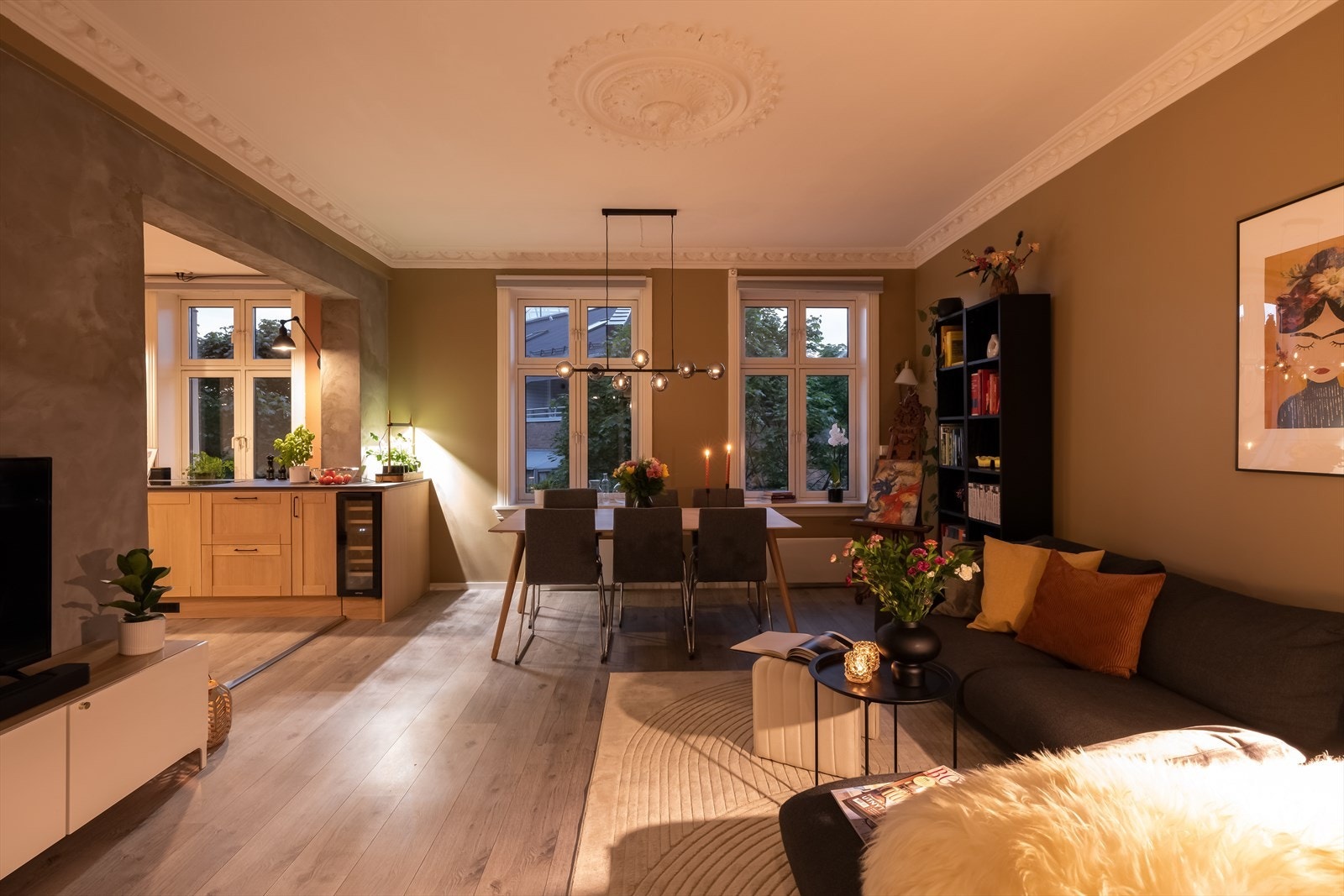 Stuen byr på en behagelig atmosfære på kveldstid. Galleribilde